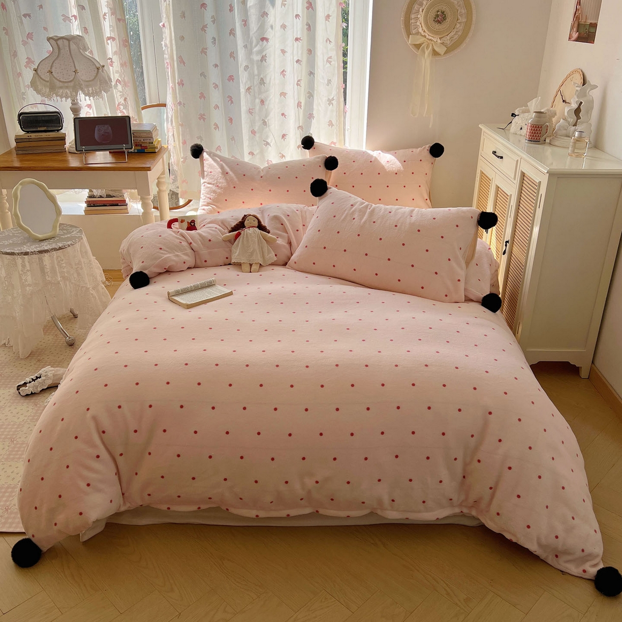 91家纺网 家纺一手货源 找家纺 顾里家纺 2025新款chic波点牛奶绒毛球套件 粉波点