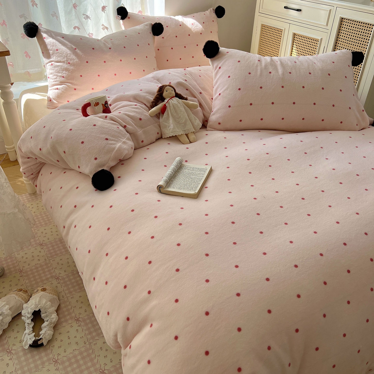 91家纺网 家纺一手货源 找家纺 顾里家纺 2025新款chic波点牛奶绒毛球套件 粉波点