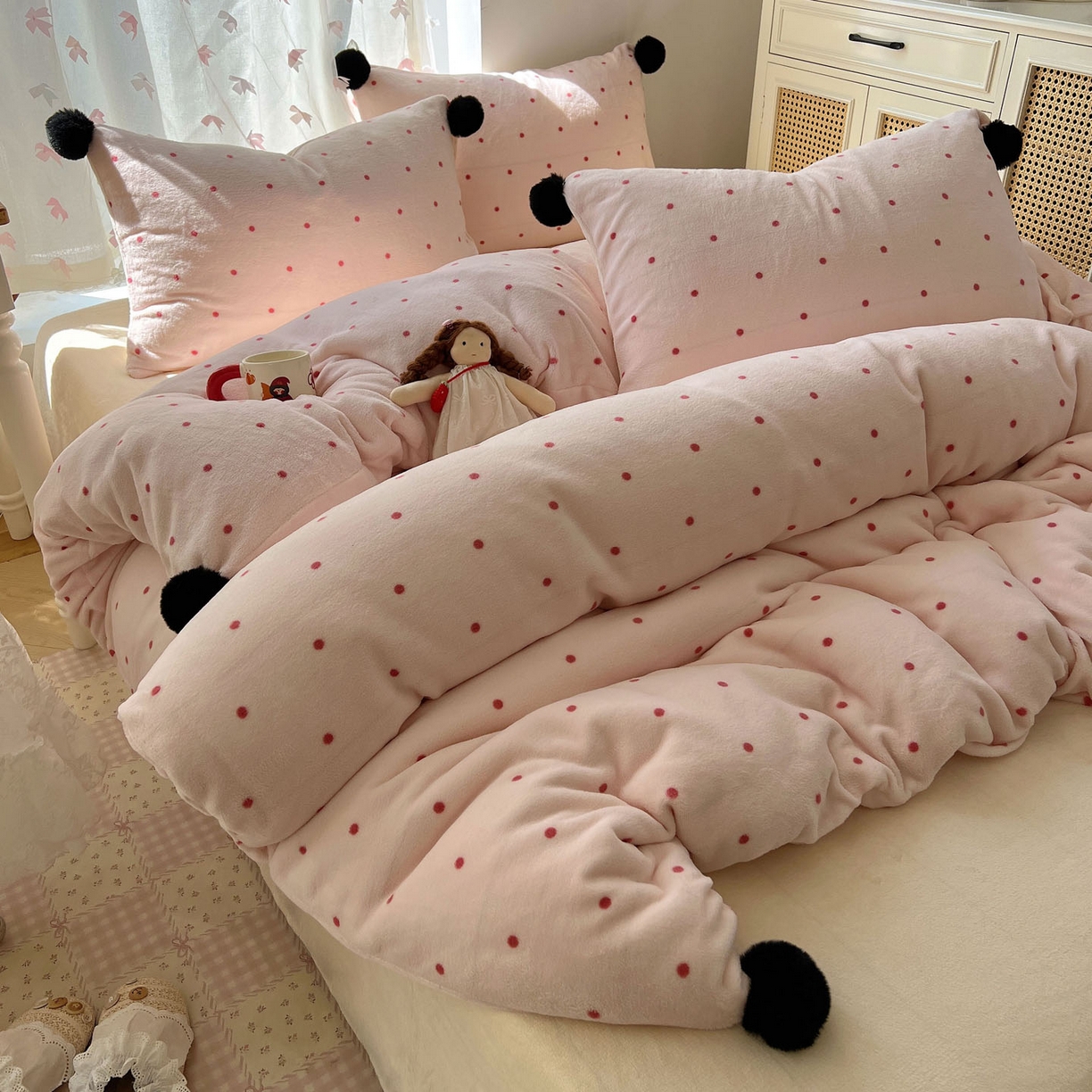 91家纺网 家纺一手货源 找家纺 顾里家纺 2025新款chic波点牛奶绒毛球套件 粉波点