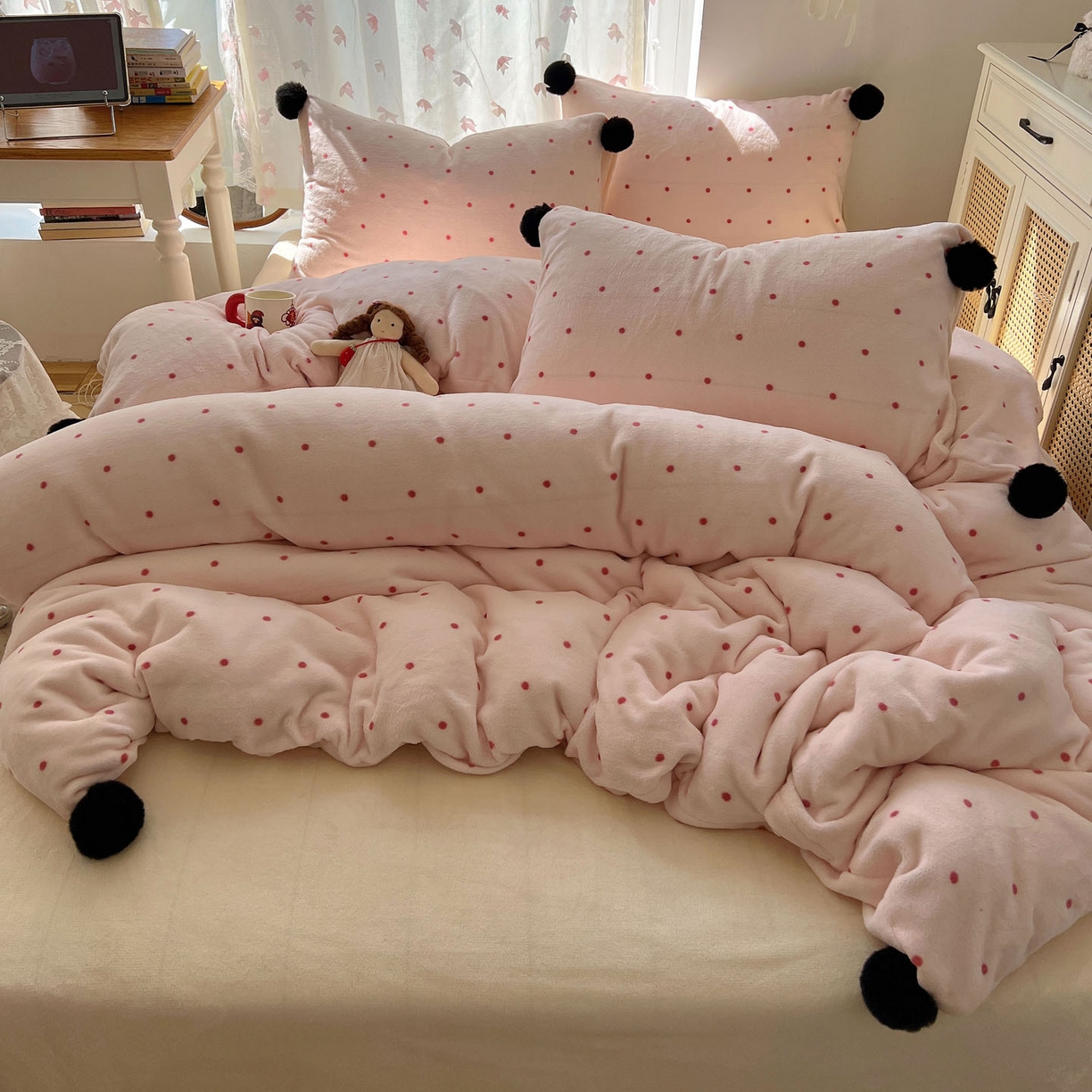 91家纺网 家纺一手货源 找家纺 顾里家纺 2025新款chic波点牛奶绒毛球套件 粉波点