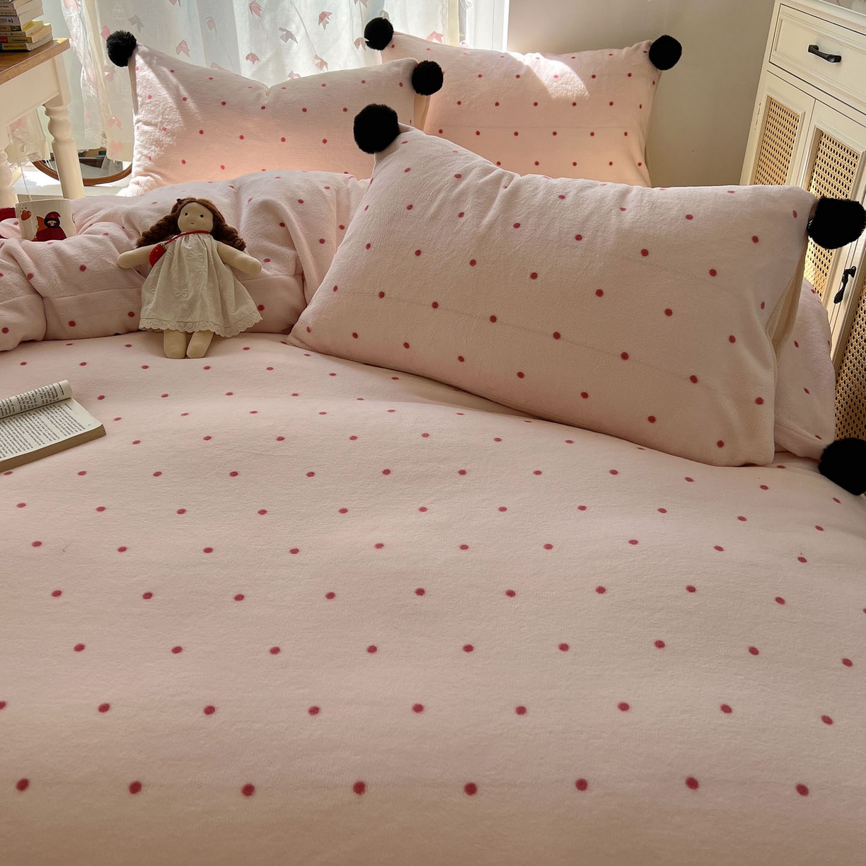 91家纺网 家纺一手货源 找家纺 顾里家纺 2025新款chic波点牛奶绒毛球套件 粉波点