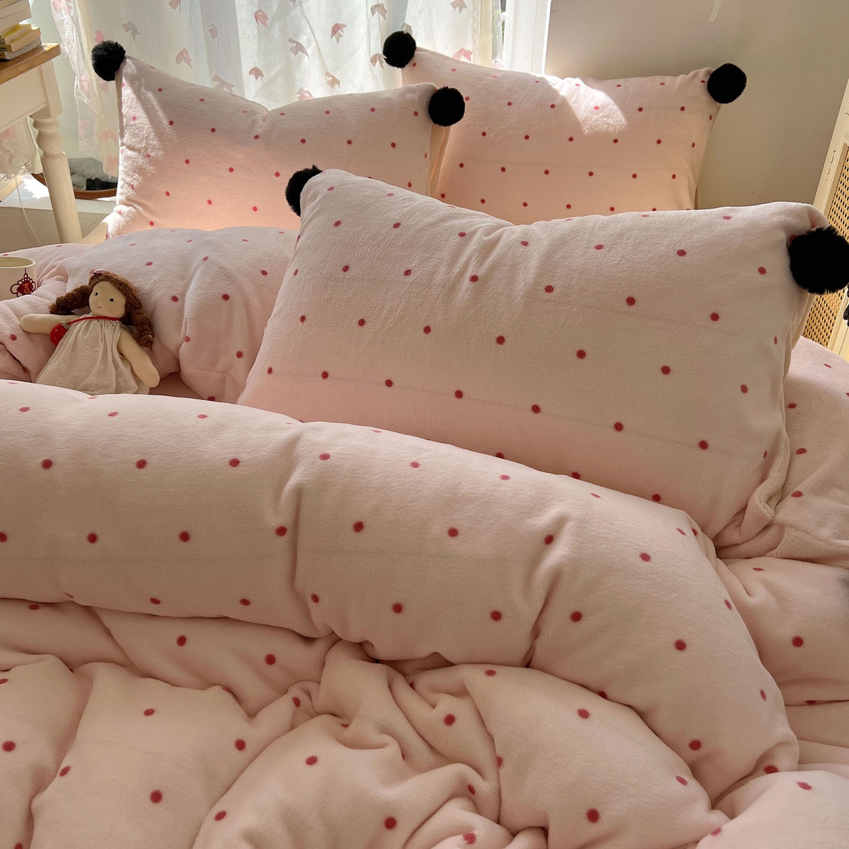 91家纺网 家纺一手货源 找家纺 顾里家纺 2025新款chic波点牛奶绒毛球套件 粉波点