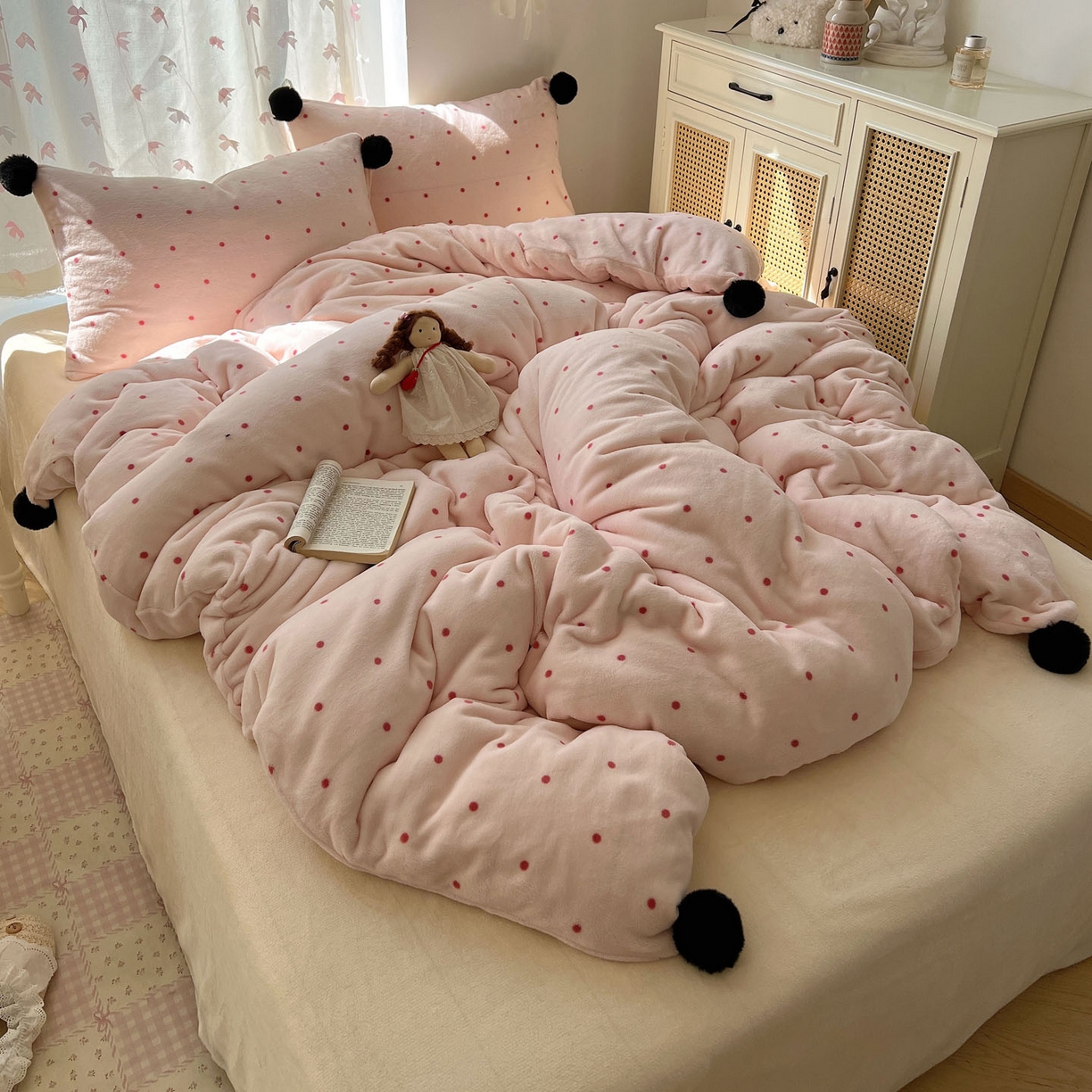 91家纺网 家纺一手货源 找家纺 顾里家纺 2025新款chic波点牛奶绒毛球套件 粉波点