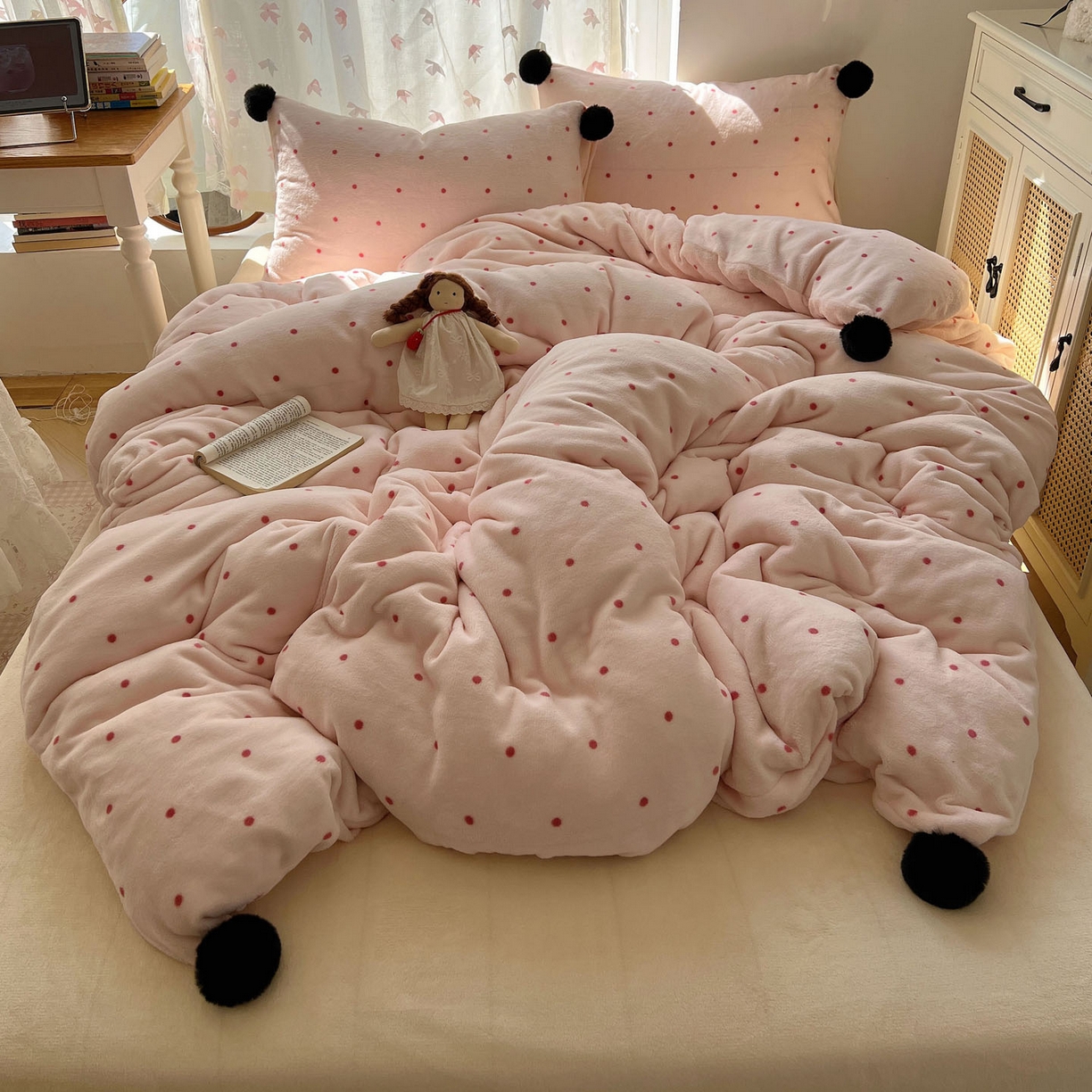 91家纺网 家纺一手货源 找家纺 顾里家纺 2025新款chic波点牛奶绒毛球套件 粉波点