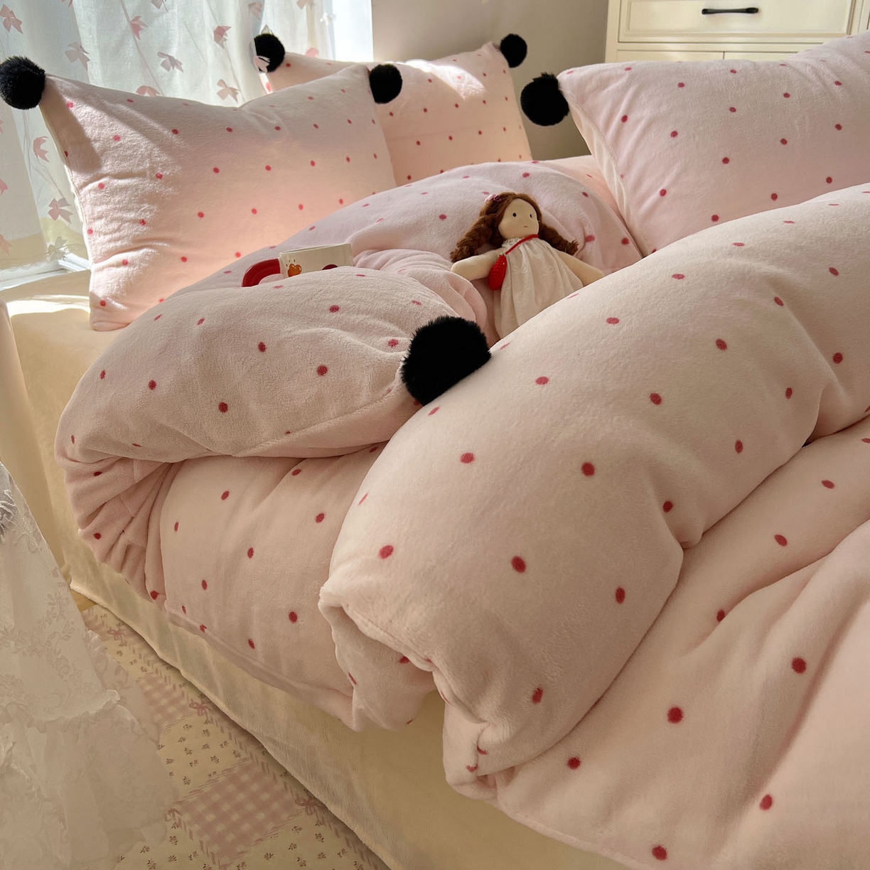 91家纺网 家纺一手货源 找家纺 顾里家纺 2025新款chic波点牛奶绒毛球套件 粉波点