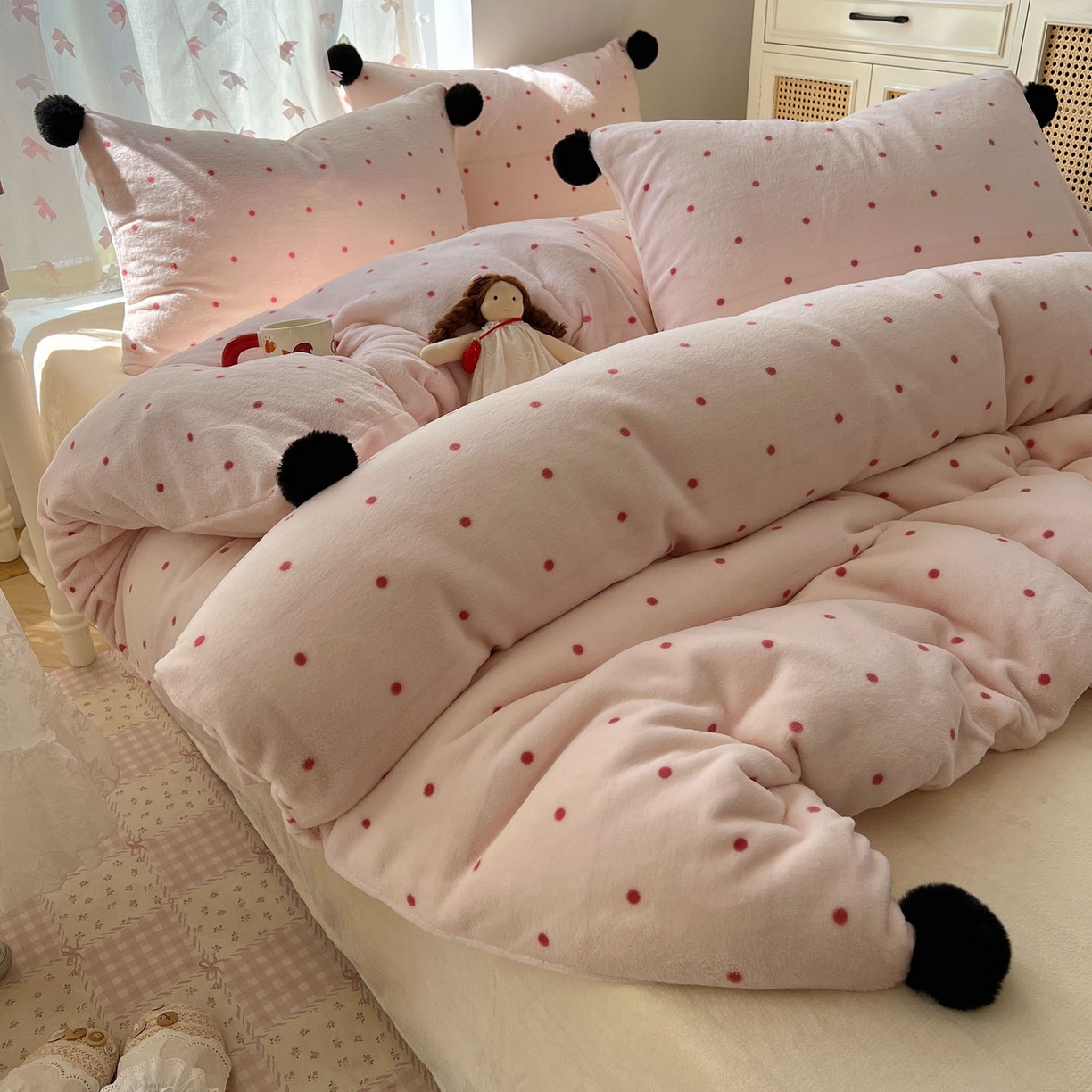 91家纺网 家纺一手货源 找家纺 顾里家纺 2025新款chic波点牛奶绒毛球套件 粉波点