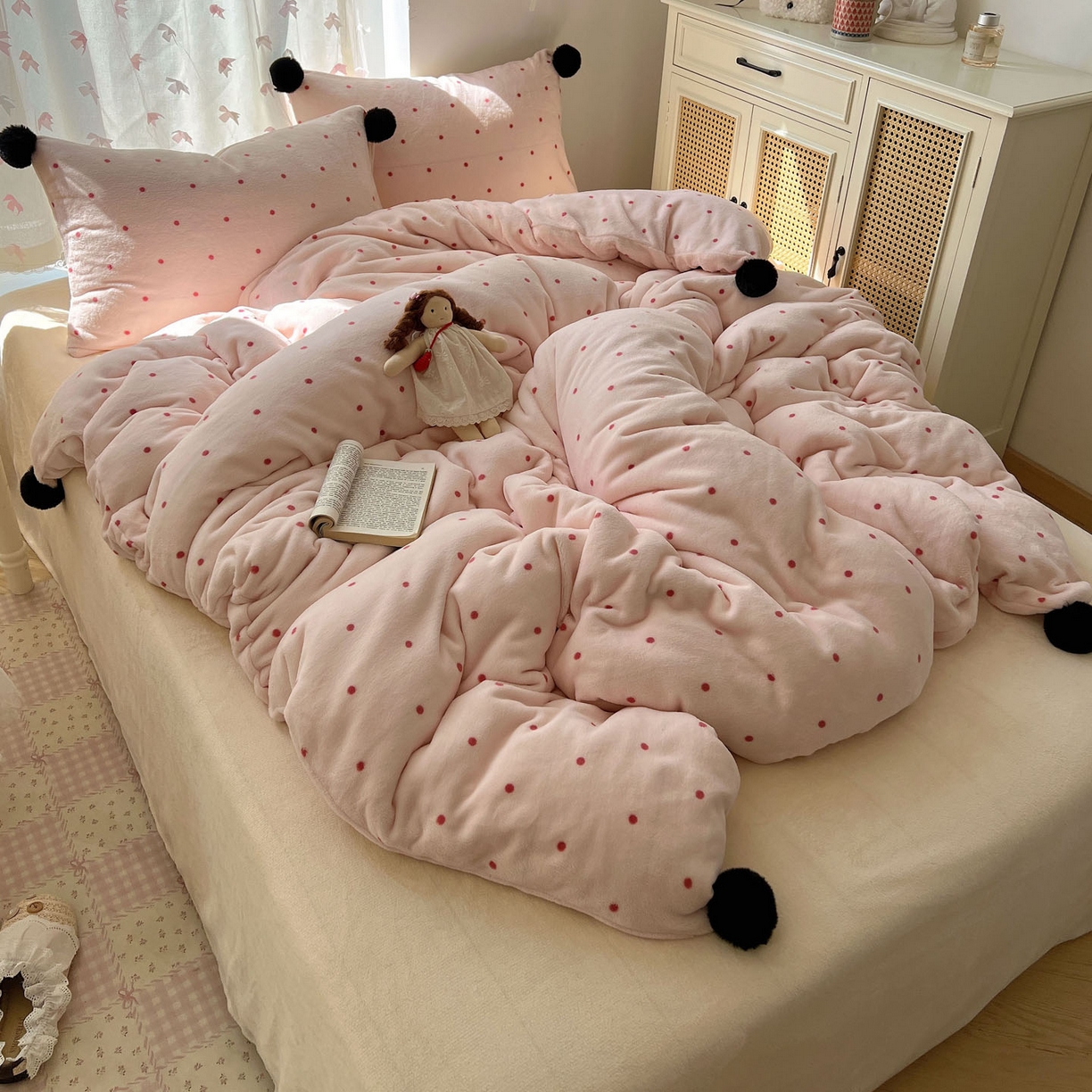 91家纺网 家纺一手货源 找家纺 顾里家纺 2025新款chic波点牛奶绒毛球套件 粉波点