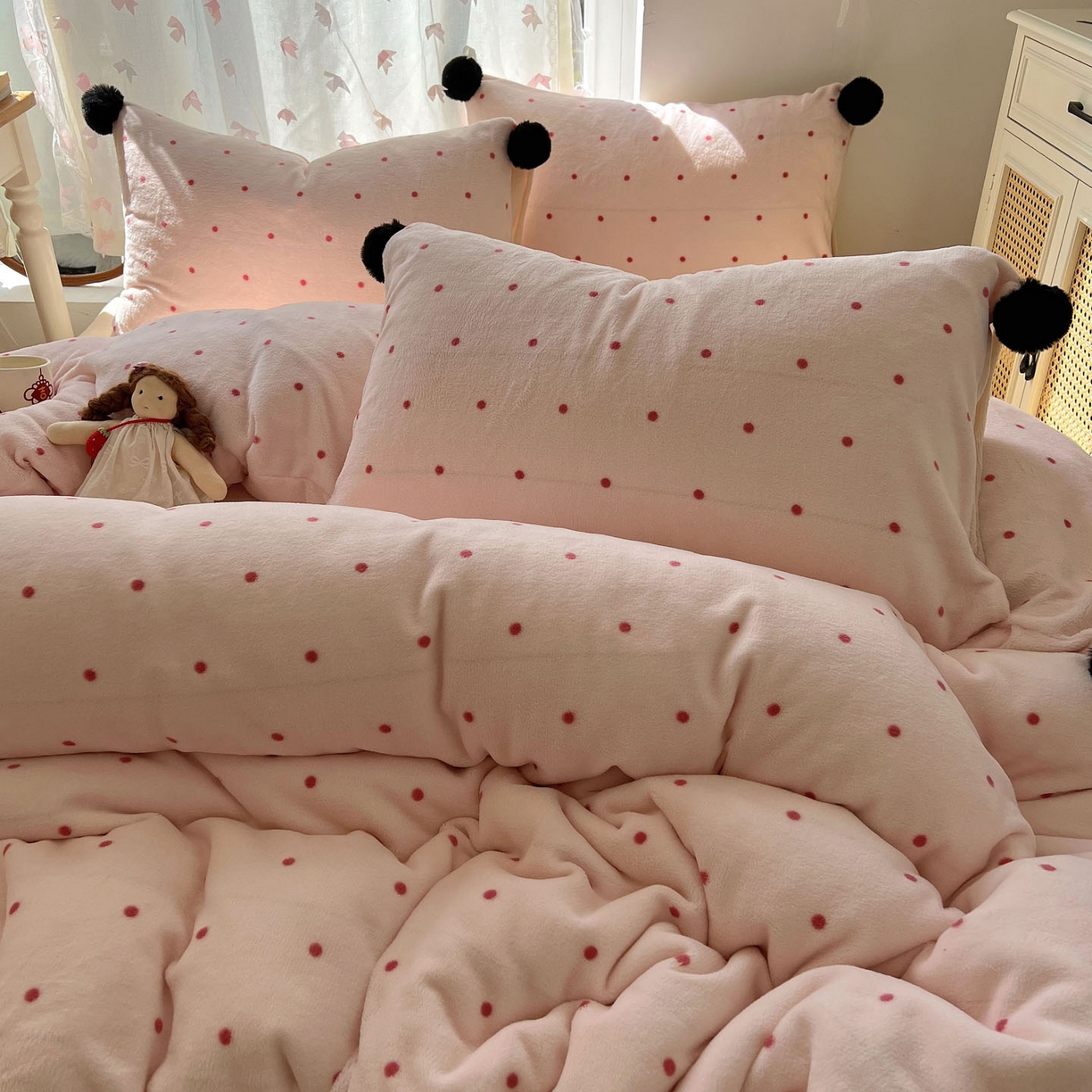 91家纺网 家纺一手货源 找家纺 顾里家纺 2025新款chic波点牛奶绒毛球套件 粉波点