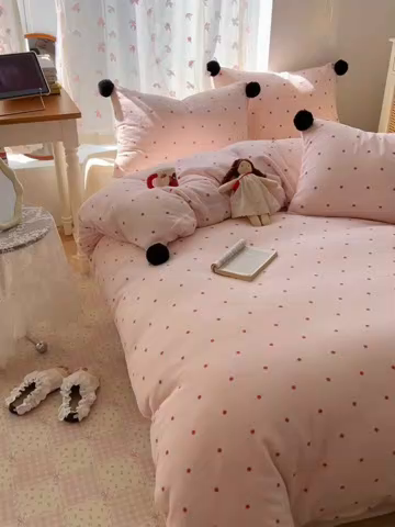 91家纺网 家纺一手货源 找家纺 顾里家纺 2025新款chic波点牛奶绒毛球套件 粉波点