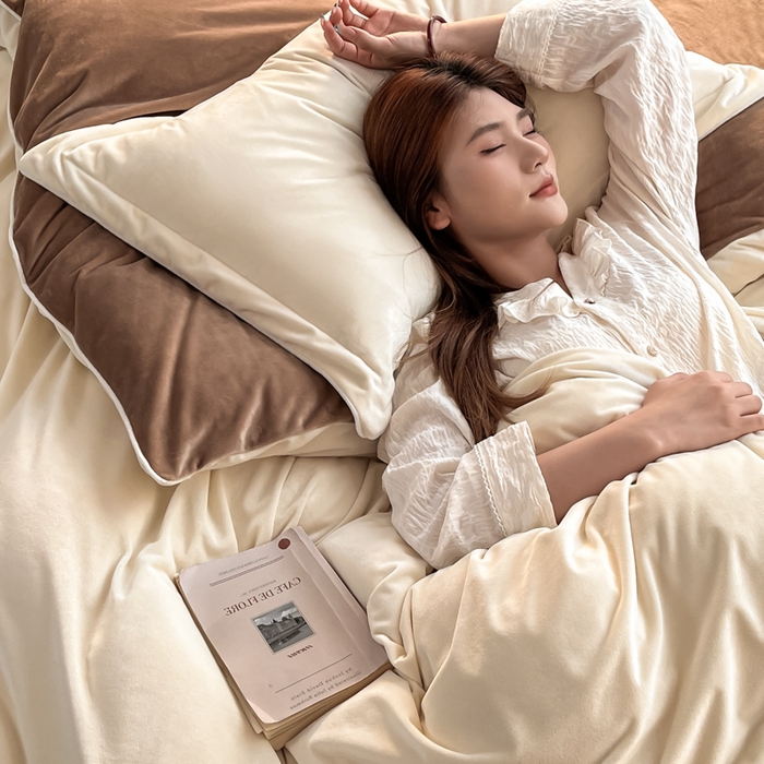 91家纺网 家纺一手货源 找家纺 九沐良品 2025新款加厚婴儿绒牛奶绒四件套工艺款宝宝绒四件套 米白+浅驼