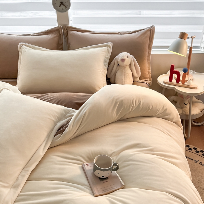 91家纺网 家纺一手货源 找家纺 九沐良品 2025新款加厚婴儿绒牛奶绒四件套工艺款宝宝绒四件套 米白+浅驼