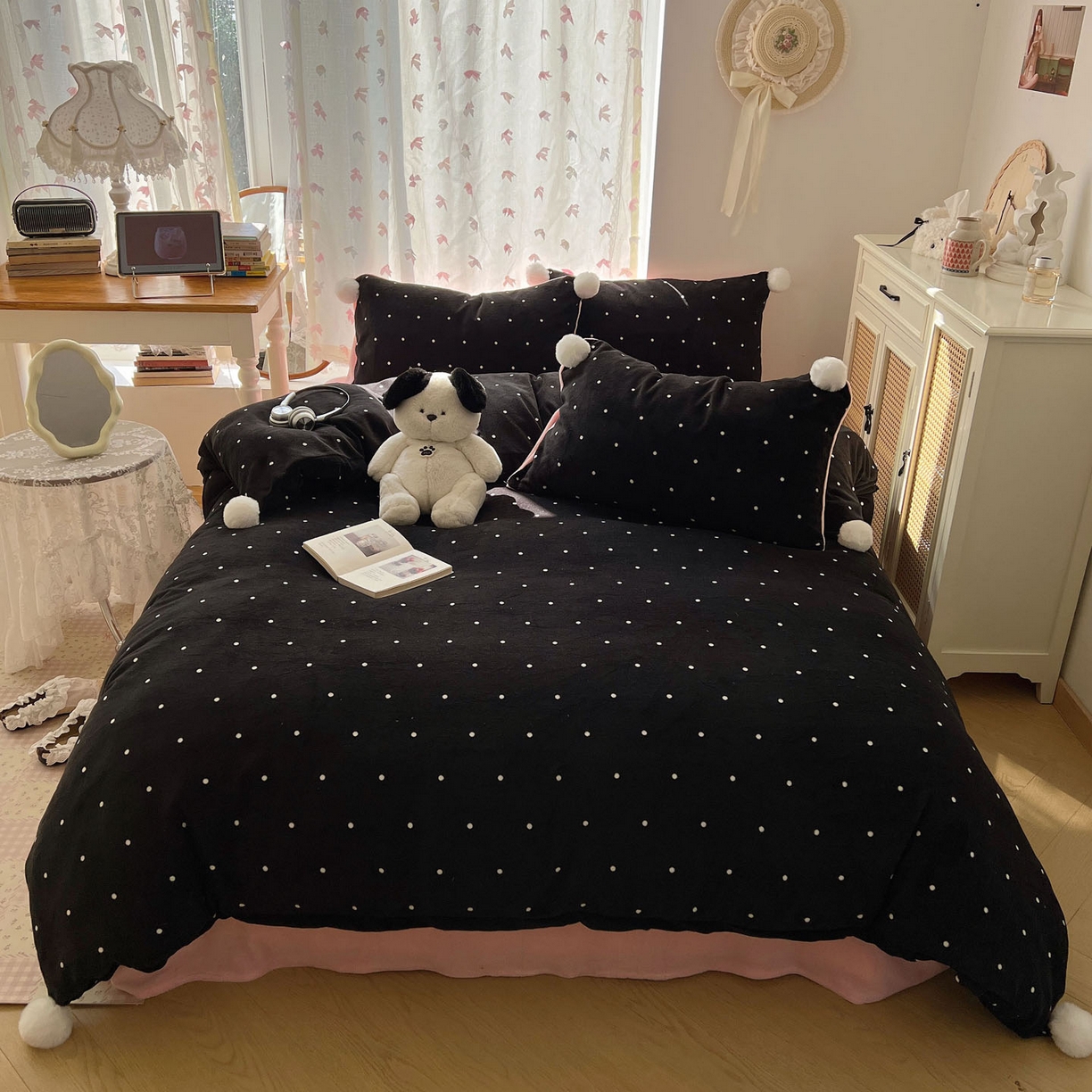 91家纺网 家纺一手货源 找家纺 顾里家纺 2025新款chic波点牛奶绒毛球套件 黑波点