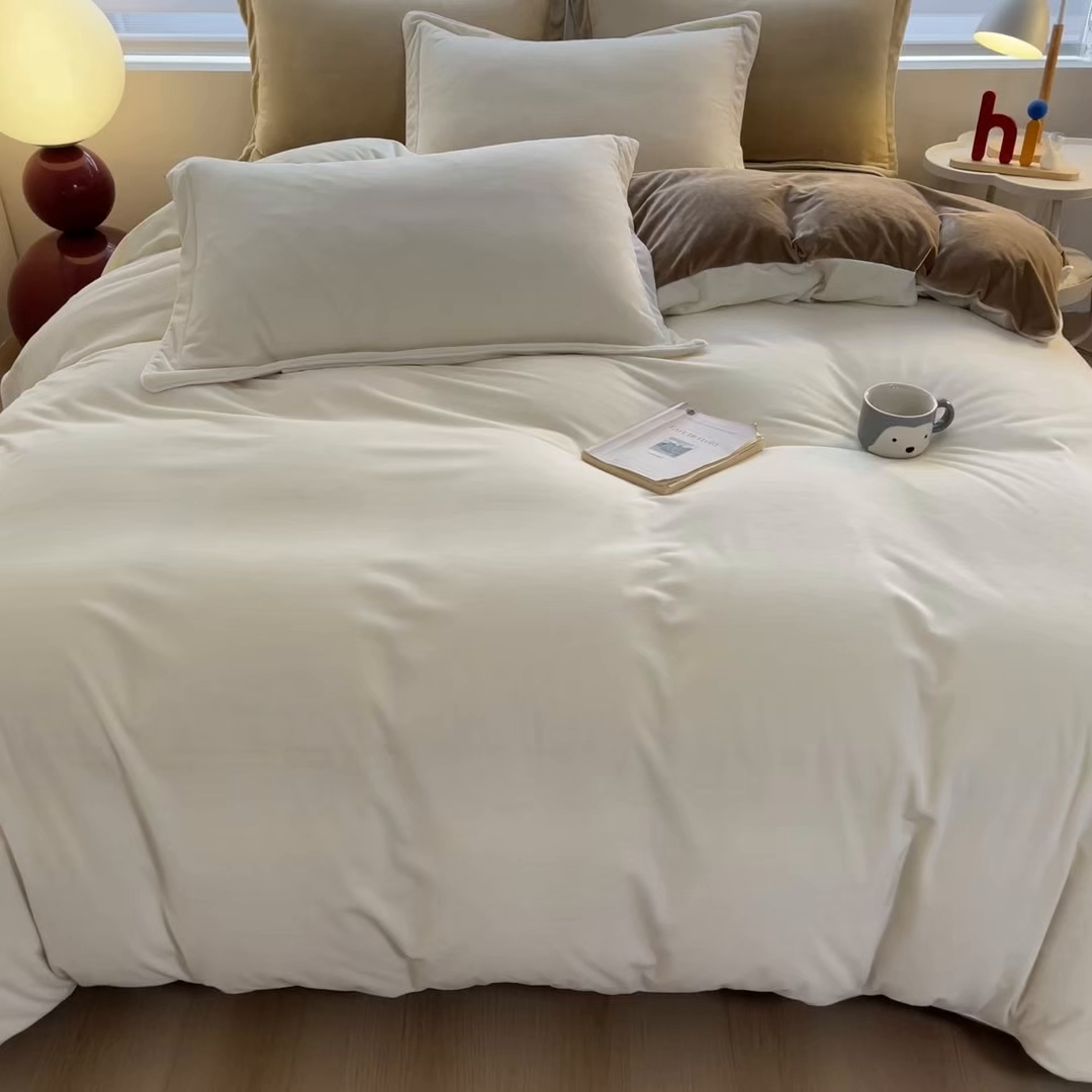 91家纺网 家纺一手货源 找家纺 九沐良品 2025新款加厚婴儿绒牛奶绒四件套工艺款宝宝绒四件套 米白+浅驼