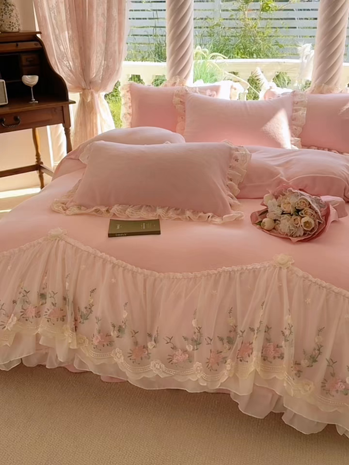 91家纺网 家纺一手货源 找家纺 米可家居 2025新款牛奶绒床裙款蕾丝刺绣四件套韩版法式公主风四件套  玫瑰故事 玫瑰故事~粉