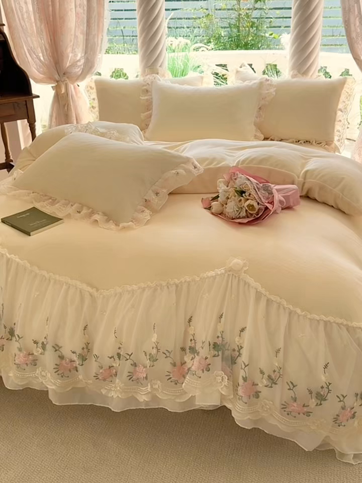 91家纺网 家纺一手货源 找家纺 米可家居 2025新款牛奶绒床裙款蕾丝刺绣四件套韩版法式公主风四件套  玫瑰故事 玫瑰故事~米黄