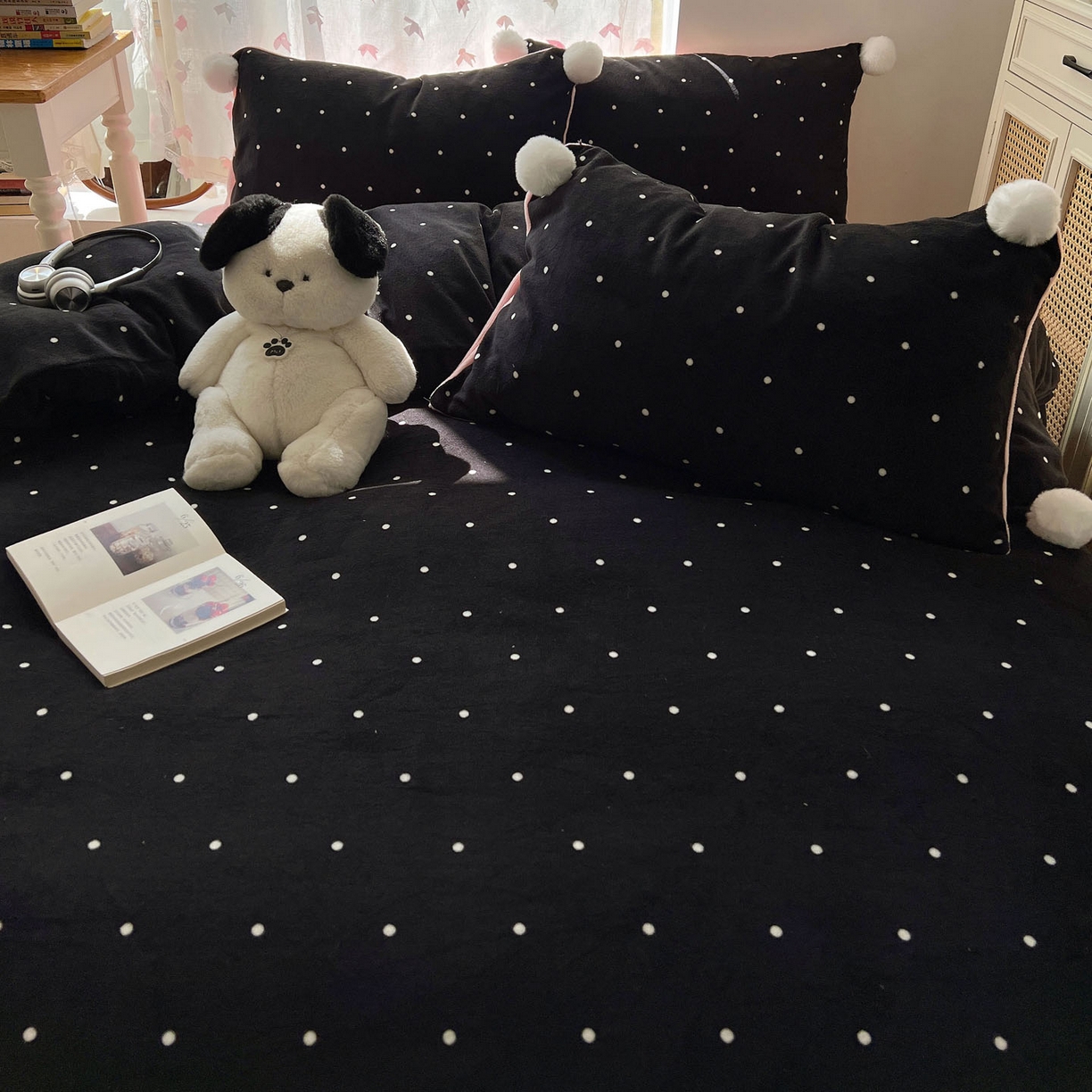 91家纺网 家纺一手货源 找家纺 顾里家纺 2025新款chic波点牛奶绒毛球套件 黑波点