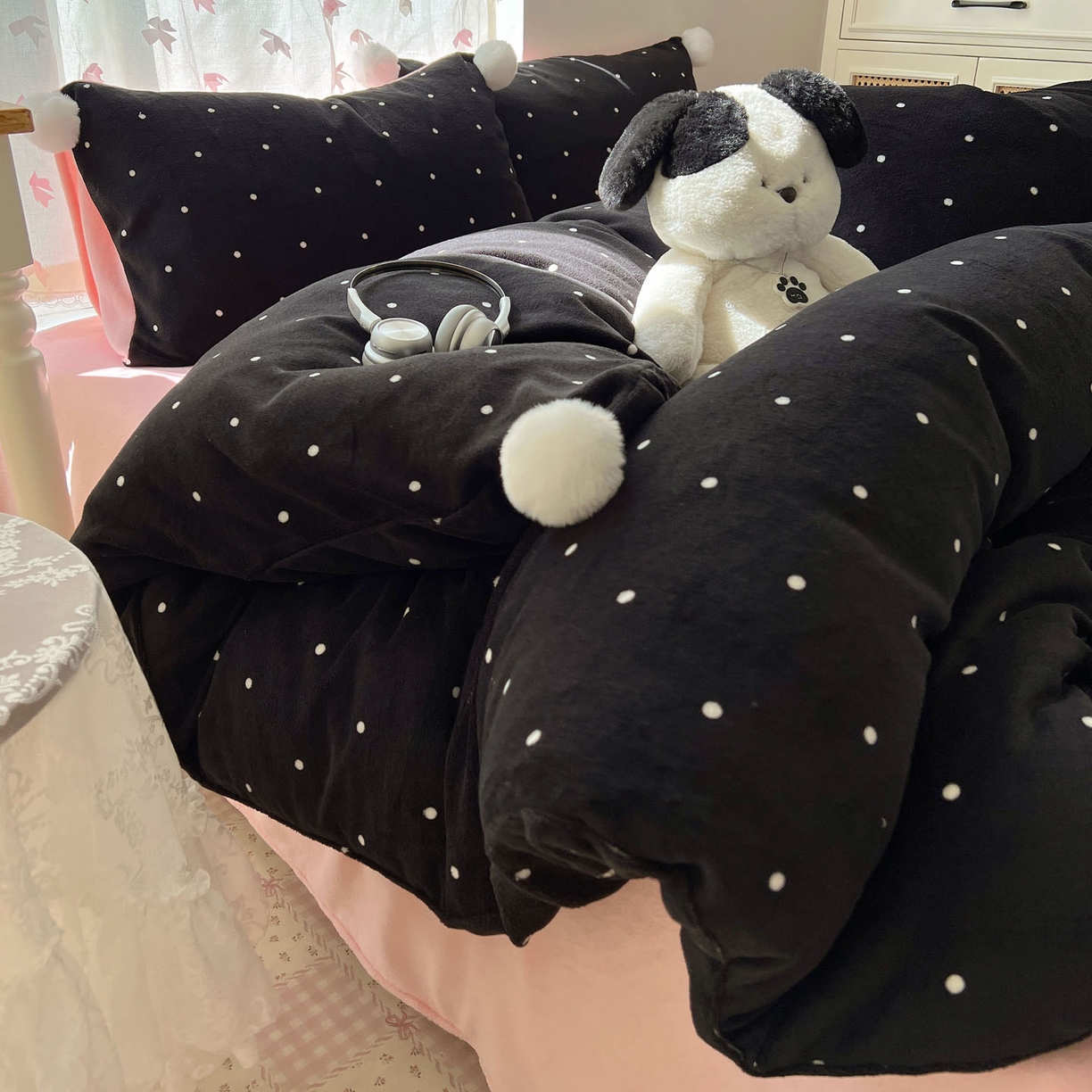 91家纺网 家纺一手货源 找家纺 顾里家纺 2025新款chic波点牛奶绒毛球套件 黑波点