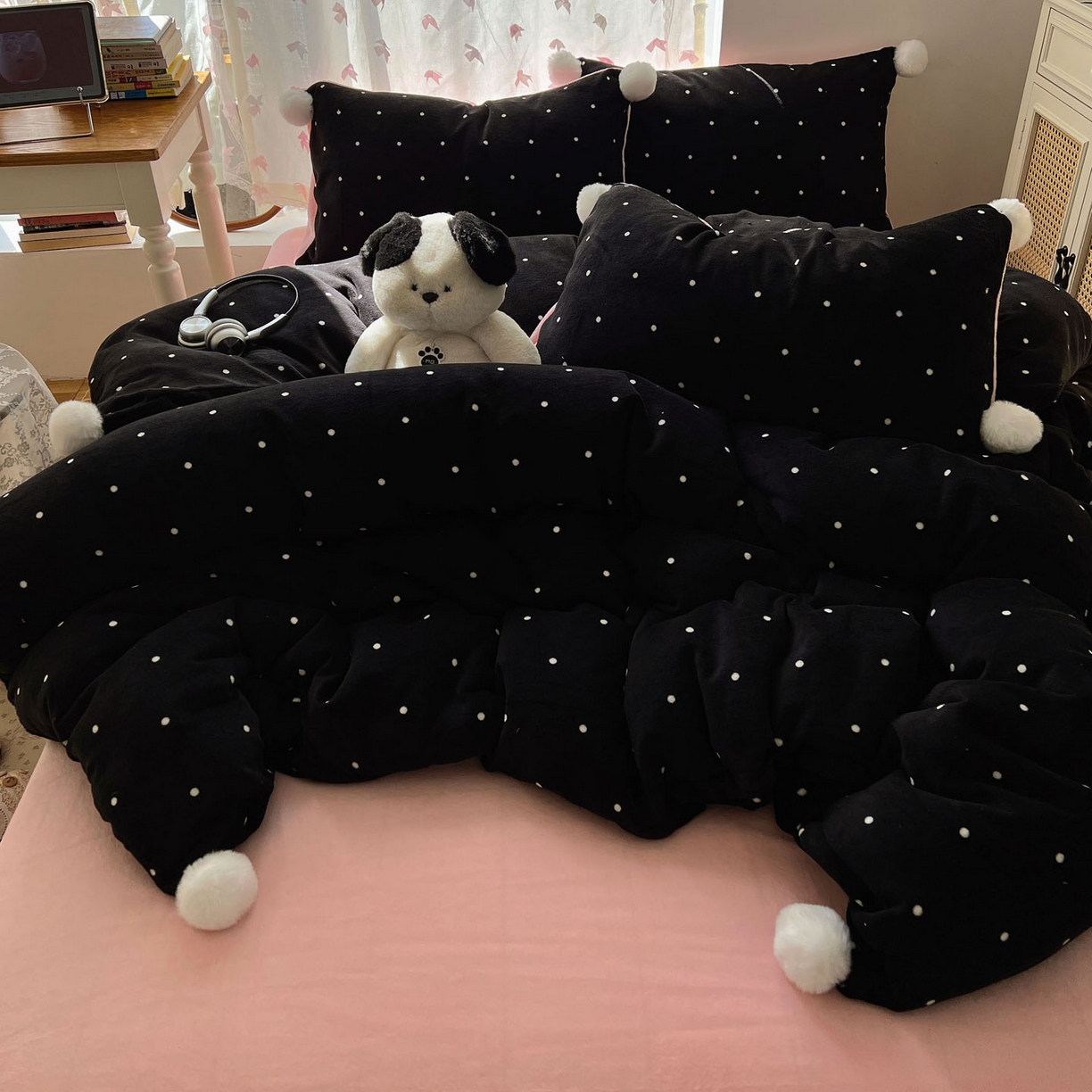 91家纺网 家纺一手货源 找家纺 顾里家纺 2025新款chic波点牛奶绒毛球套件 黑波点