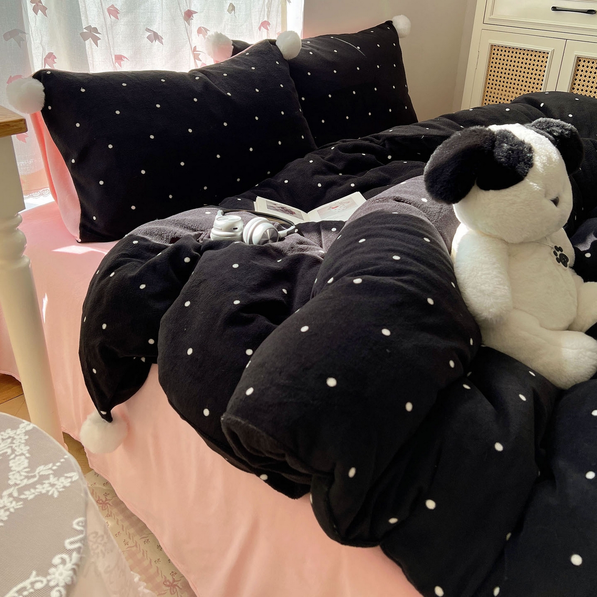 91家纺网 家纺一手货源 找家纺 顾里家纺 2025新款chic波点牛奶绒毛球套件 黑波点