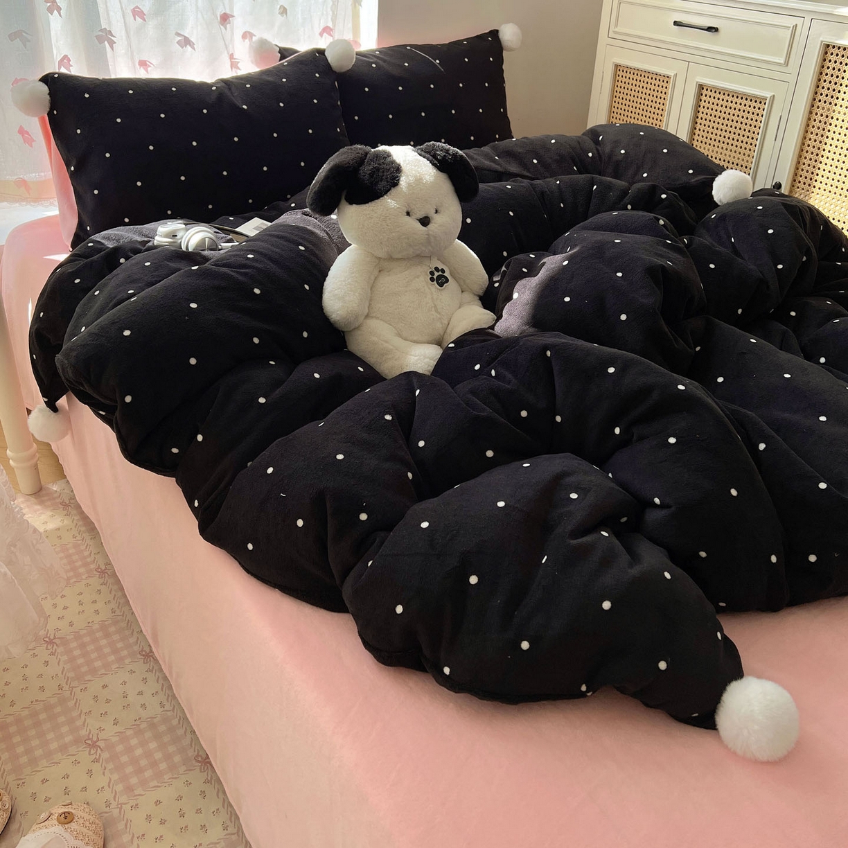 顾里家纺 2025新款chic波点牛奶绒毛球套件 黑波点