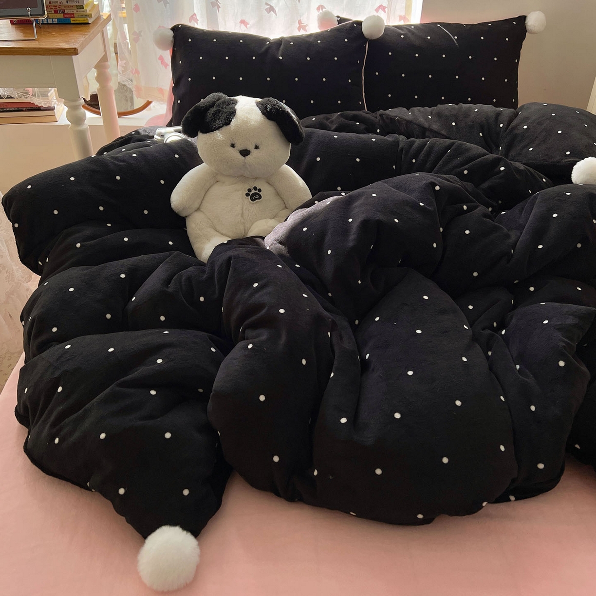 91家纺网 家纺一手货源 找家纺 顾里家纺 2025新款chic波点牛奶绒毛球套件 黑波点