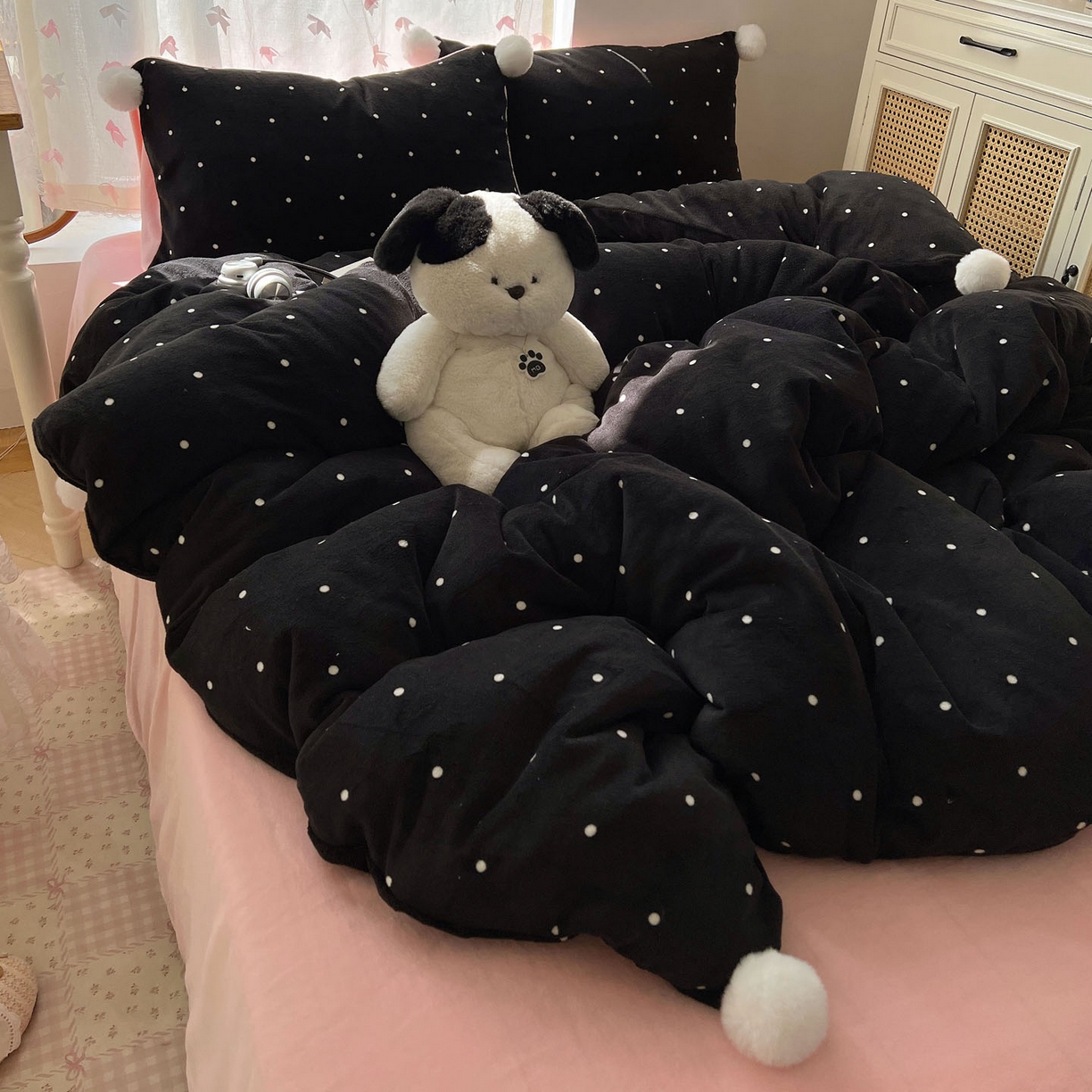 91家纺网 家纺一手货源 找家纺 顾里家纺 2025新款chic波点牛奶绒毛球套件 黑波点