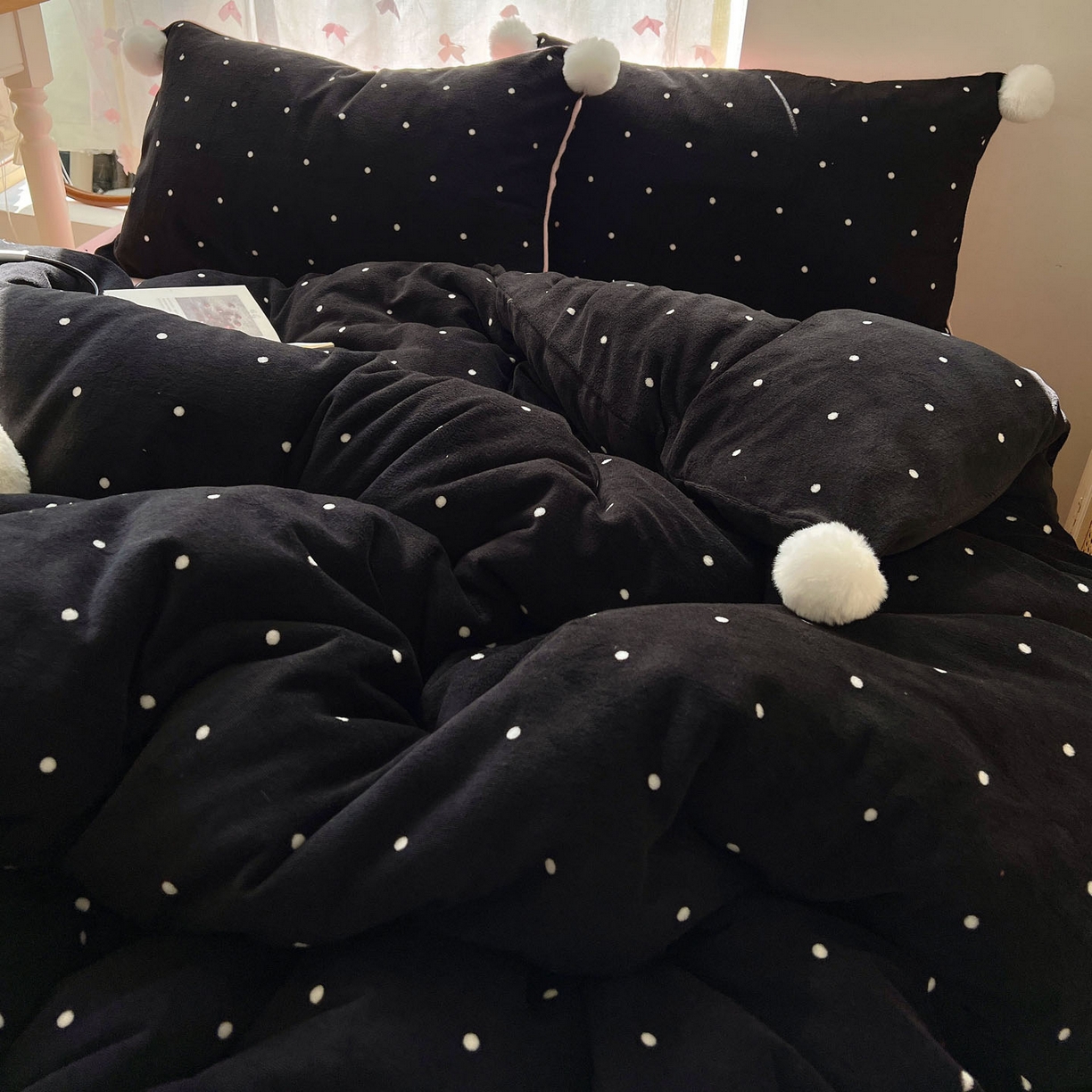 91家纺网 家纺一手货源 找家纺 顾里家纺 2025新款chic波点牛奶绒毛球套件 黑波点