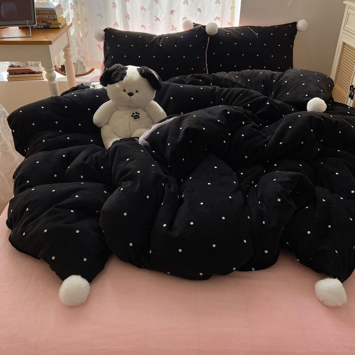 91家纺网 家纺一手货源 找家纺 顾里家纺 2025新款chic波点牛奶绒毛球套件 黑波点