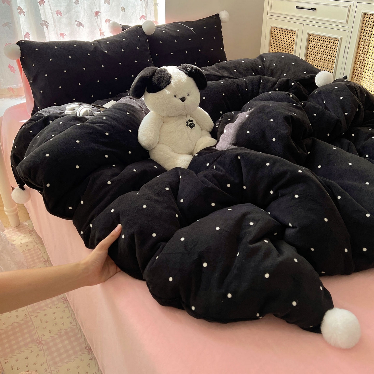 91家纺网 家纺一手货源 找家纺 顾里家纺 2025新款chic波点牛奶绒毛球套件 黑波点