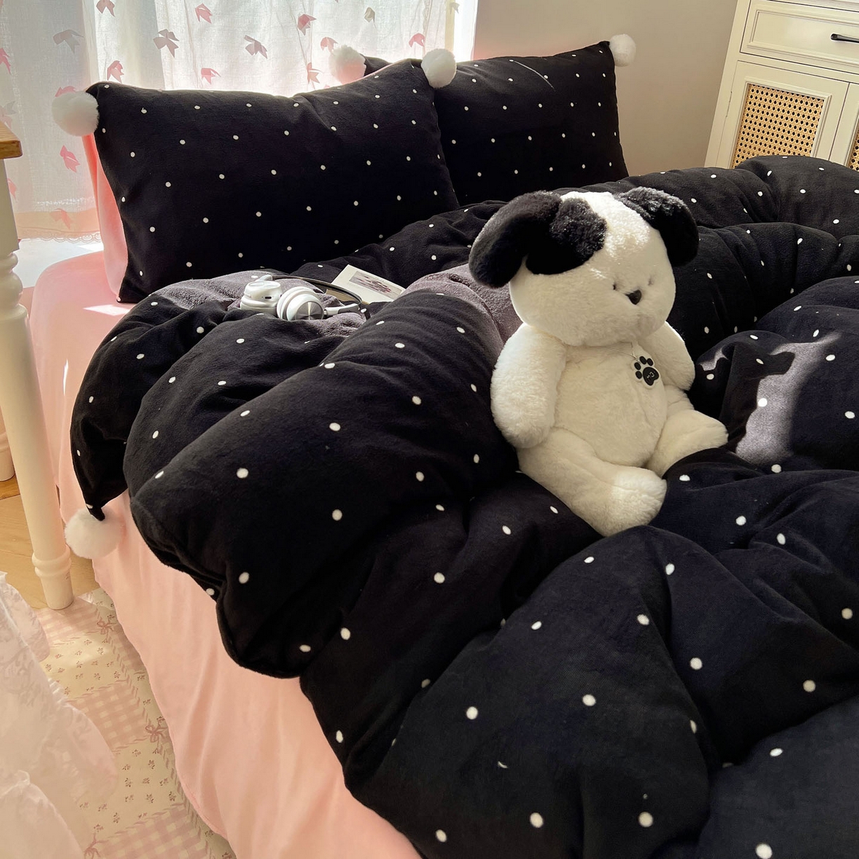 91家纺网 家纺一手货源 找家纺 顾里家纺 2025新款chic波点牛奶绒毛球套件 黑波点