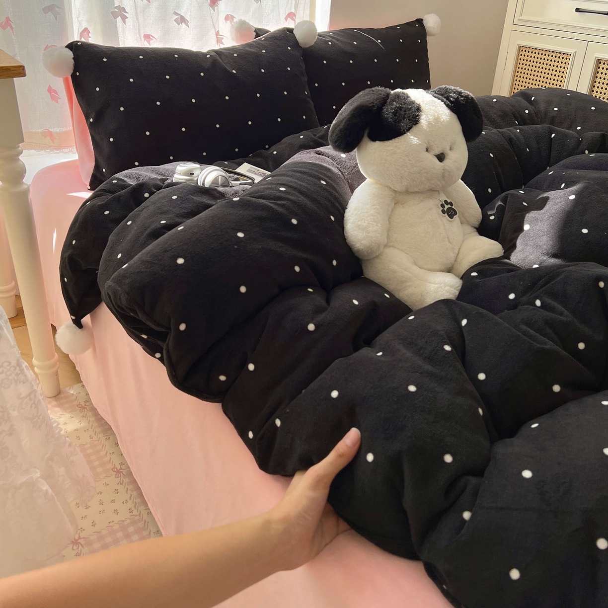 91家纺网 家纺一手货源 找家纺 顾里家纺 2025新款chic波点牛奶绒毛球套件 黑波点