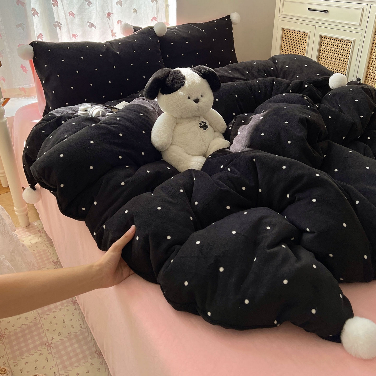 91家纺网 家纺一手货源 找家纺 顾里家纺 2025新款chic波点牛奶绒毛球套件 黑波点