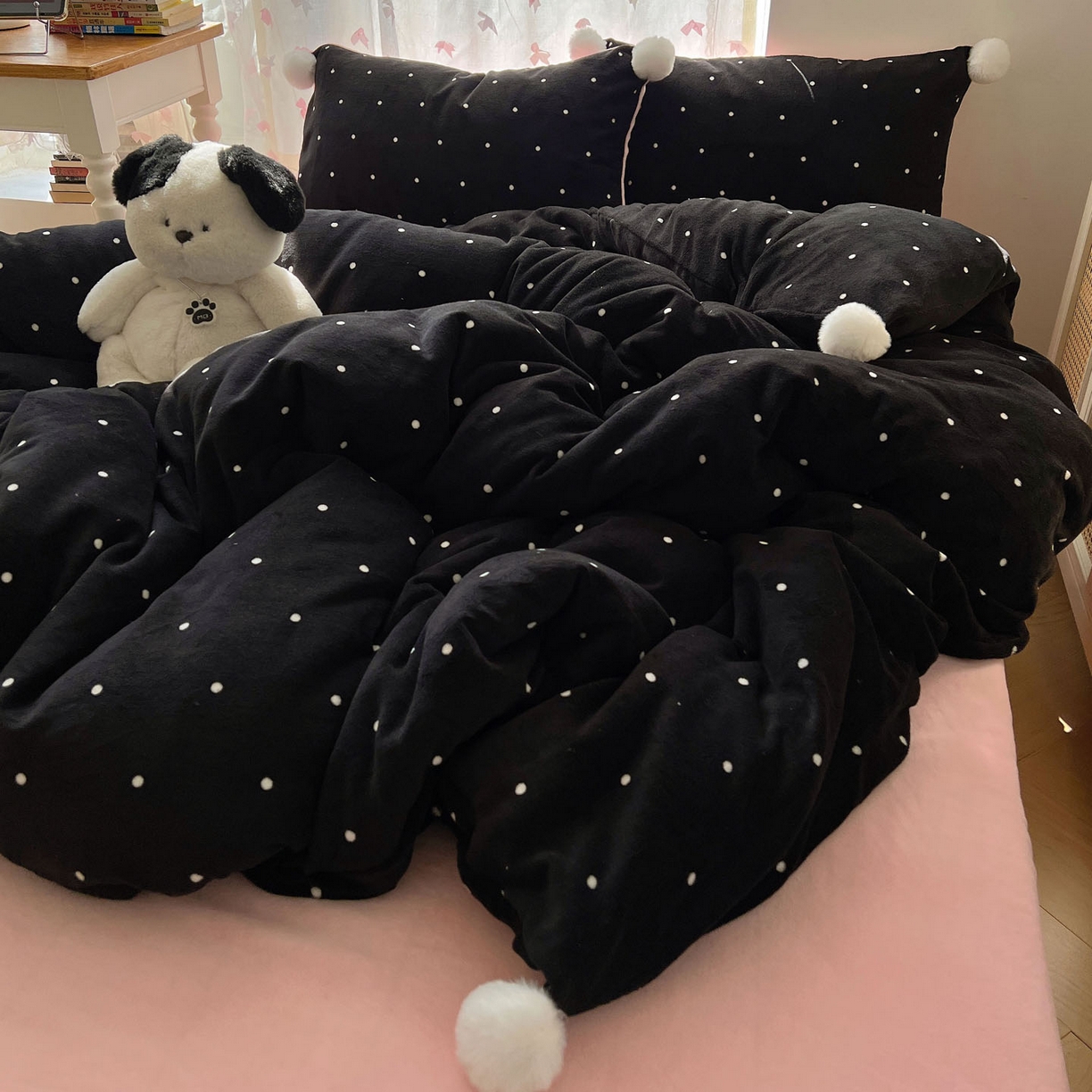 91家纺网 家纺一手货源 找家纺 顾里家纺 2025新款chic波点牛奶绒毛球套件 黑波点