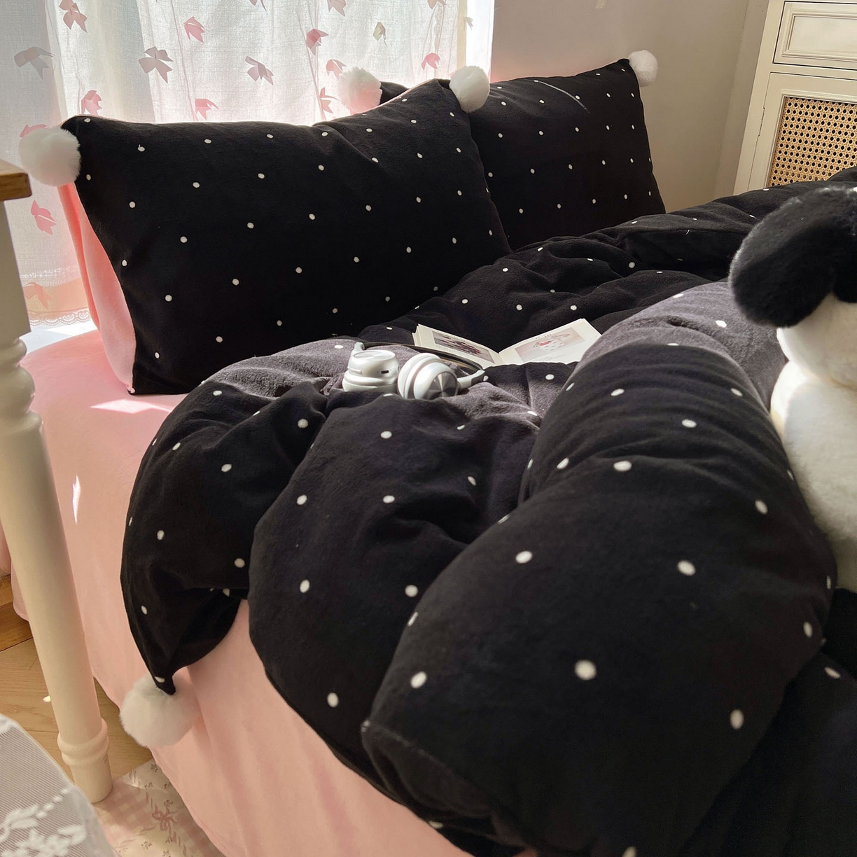 91家纺网 家纺一手货源 找家纺 顾里家纺 2025新款chic波点牛奶绒毛球套件 黑波点