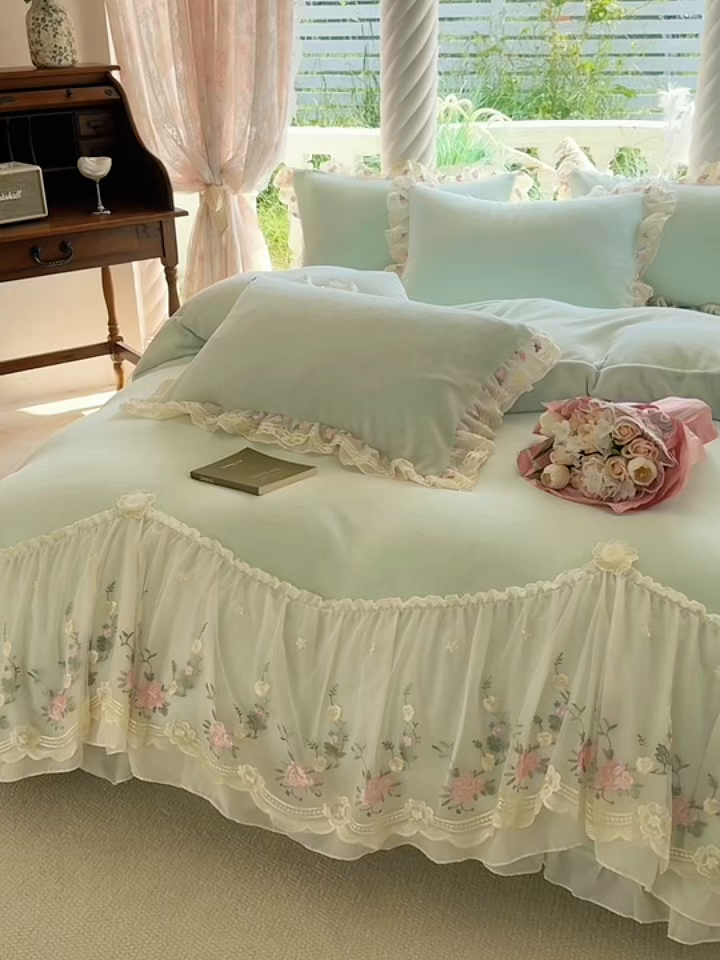 91家纺网 家纺一手货源 找家纺 米可家居 2025新款牛奶绒床裙款蕾丝刺绣四件套韩版法式公主风四件套  玫瑰故事 玫瑰故事~浅绿