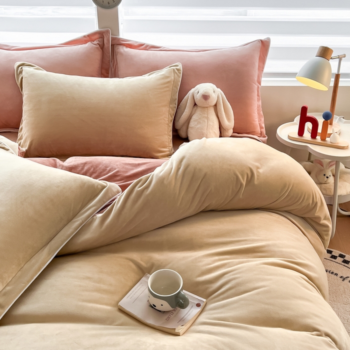 91家纺网 家纺一手货源 找家纺 九沐良品 2025新款加厚婴儿绒牛奶绒四件套工艺款宝宝绒四件套 米驼+奶油橘