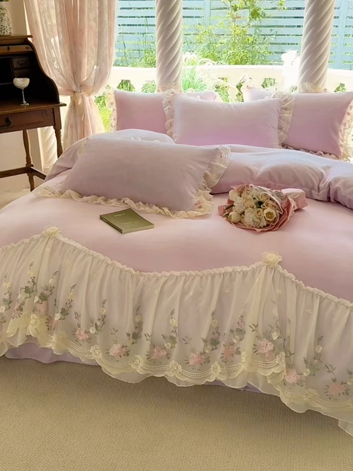 91家纺网 家纺一手货源 找家纺 米可家居 2025新款牛奶绒床裙款蕾丝刺绣四件套韩版法式公主风四件套  玫瑰故事 玫瑰故事~浅紫