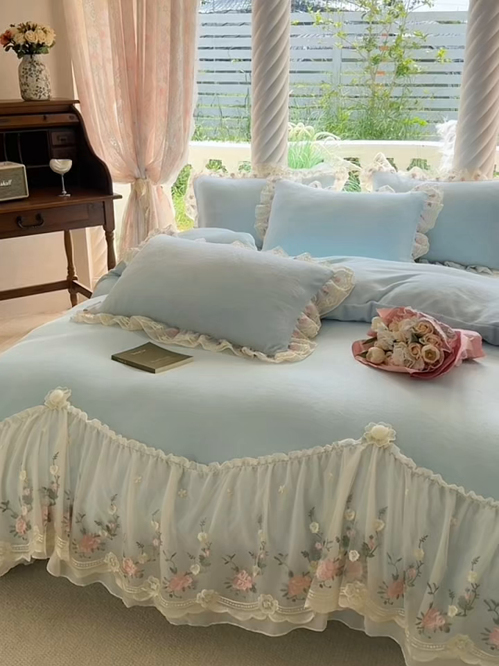 91家纺网 家纺一手货源 找家纺 米可家居 2025新款牛奶绒床裙款蕾丝刺绣四件套韩版法式公主风四件套  玫瑰故事 玫瑰故事~天蓝