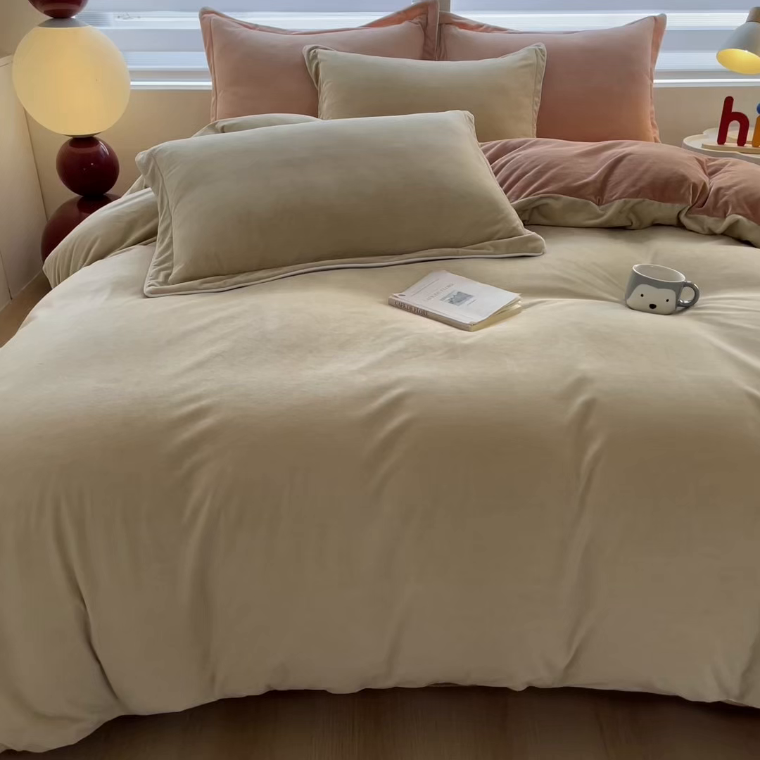 91家纺网 家纺一手货源 找家纺 九沐良品 2025新款加厚婴儿绒牛奶绒四件套工艺款宝宝绒四件套 米驼+奶油橘