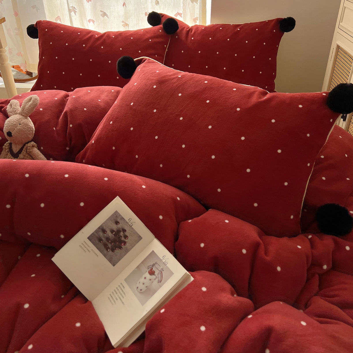 91家纺网 家纺一手货源 找家纺 顾里家纺 2025新款chic波点牛奶绒毛球套件 红波点