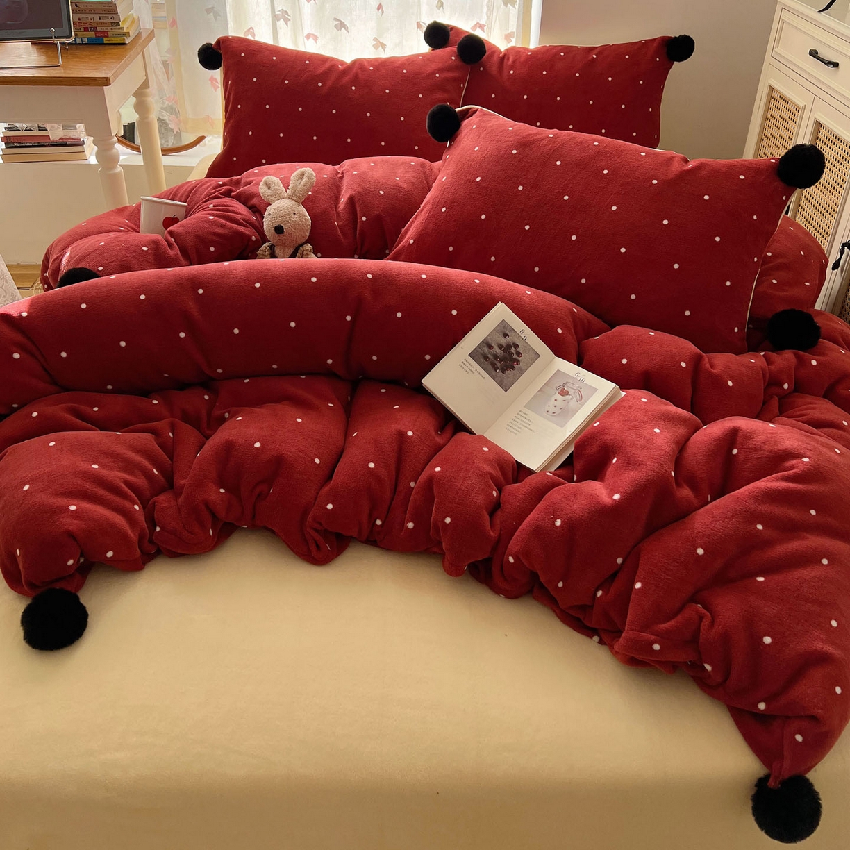 91家纺网 家纺一手货源 找家纺 顾里家纺 2025新款chic波点牛奶绒毛球套件 红波点