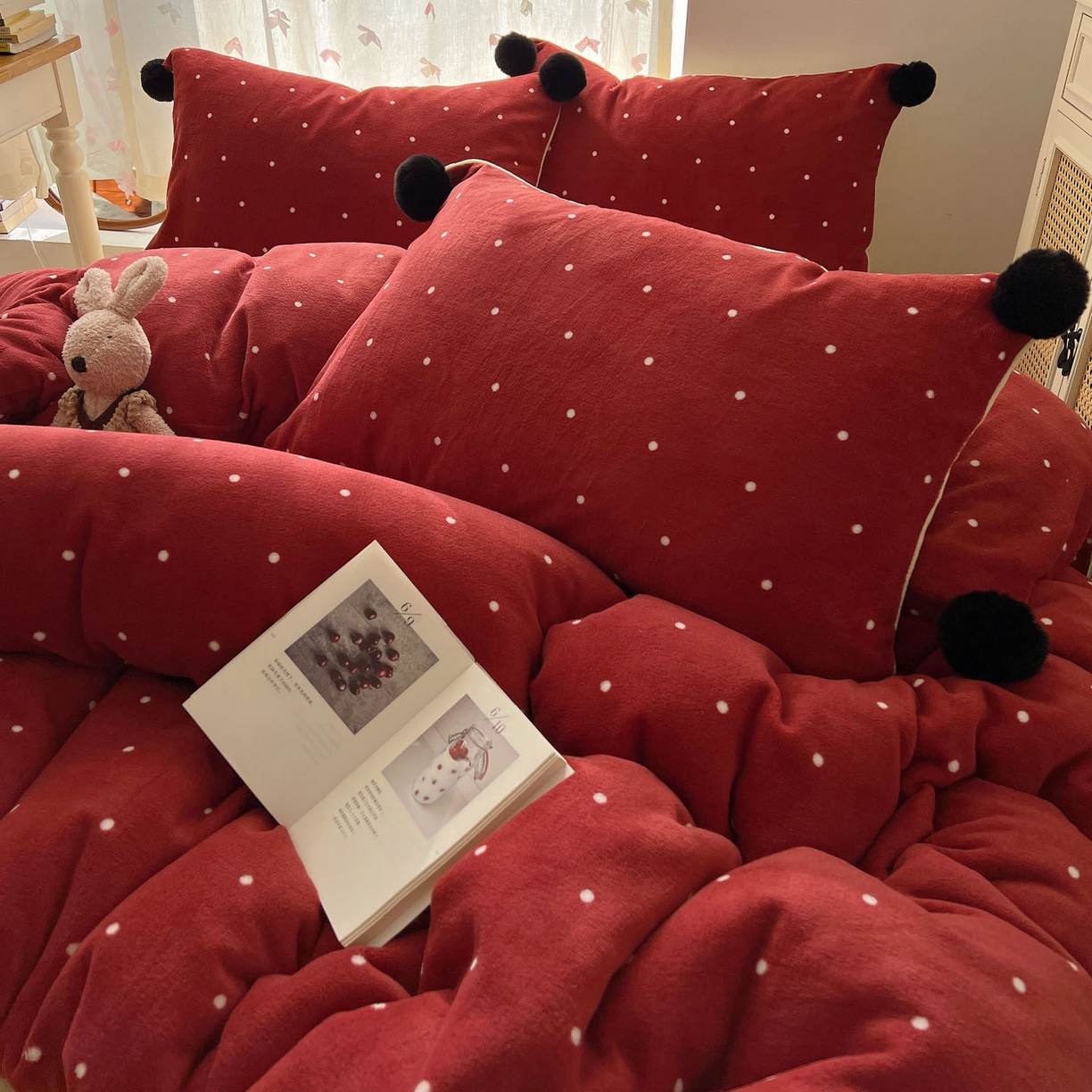 91家纺网 家纺一手货源 找家纺 顾里家纺 2025新款chic波点牛奶绒毛球套件 红波点