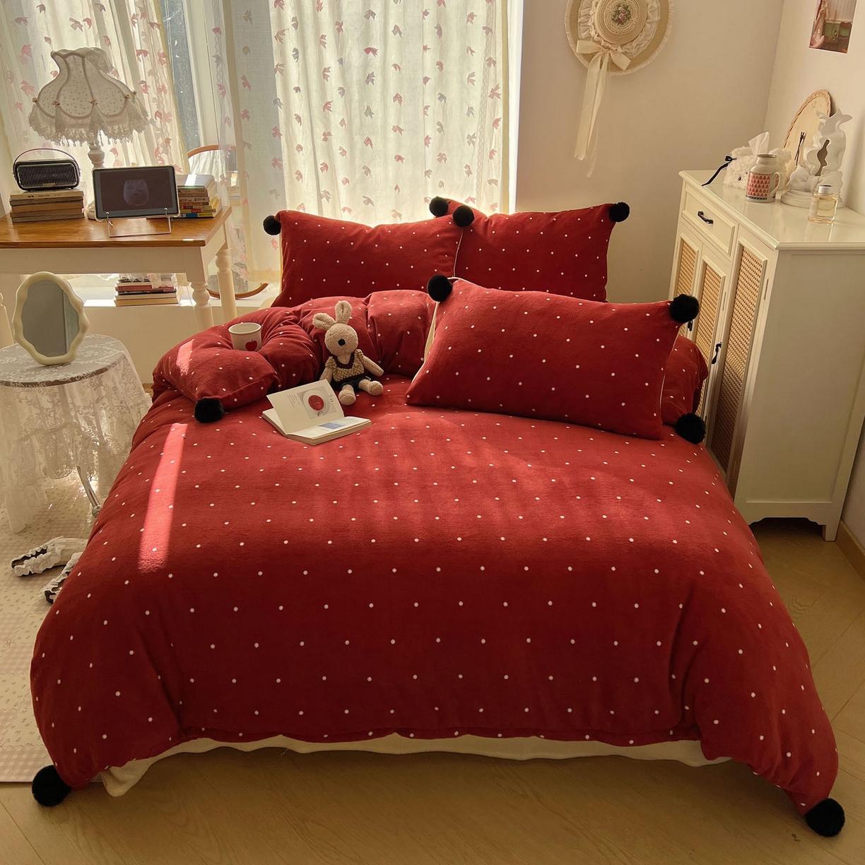 91家纺网 家纺一手货源 找家纺 顾里家纺 2025新款chic波点牛奶绒毛球套件 红波点