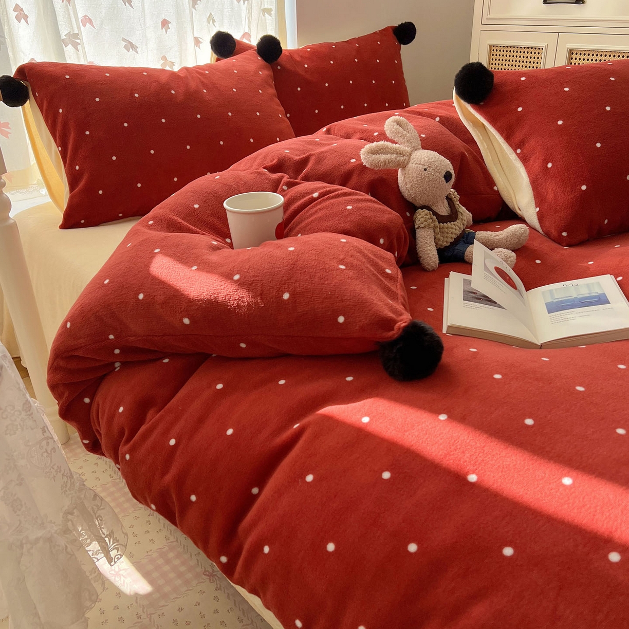 91家纺网 家纺一手货源 找家纺 顾里家纺 2025新款chic波点牛奶绒毛球套件 红波点