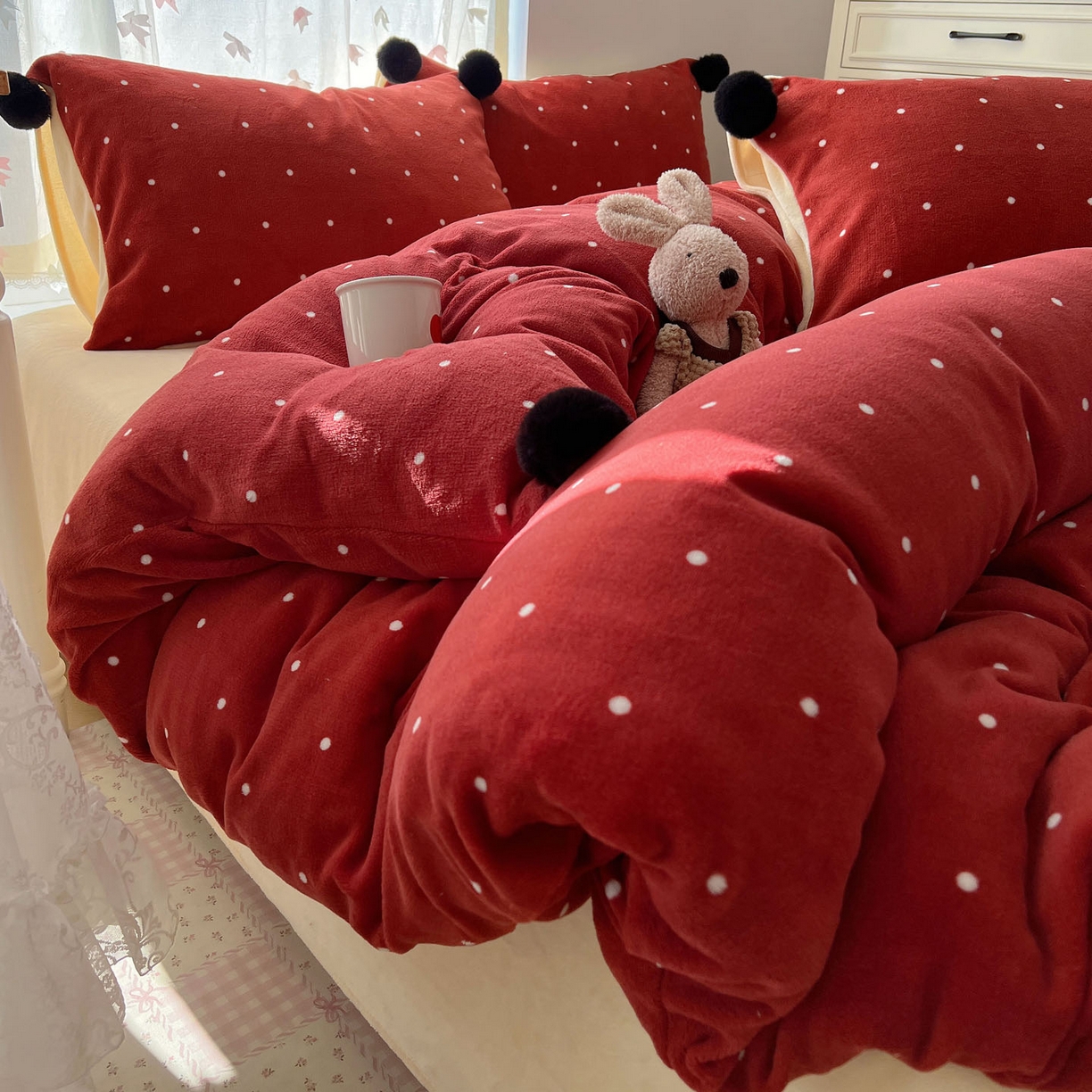 91家纺网 家纺一手货源 找家纺 顾里家纺 2025新款chic波点牛奶绒毛球套件 红波点