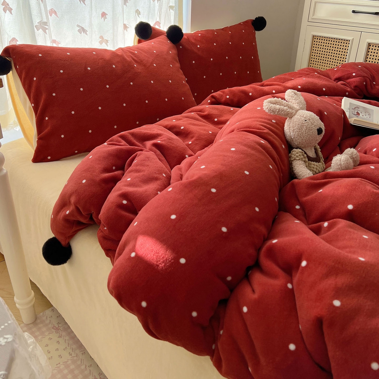 91家纺网 家纺一手货源 找家纺 顾里家纺 2025新款chic波点牛奶绒毛球套件 红波点