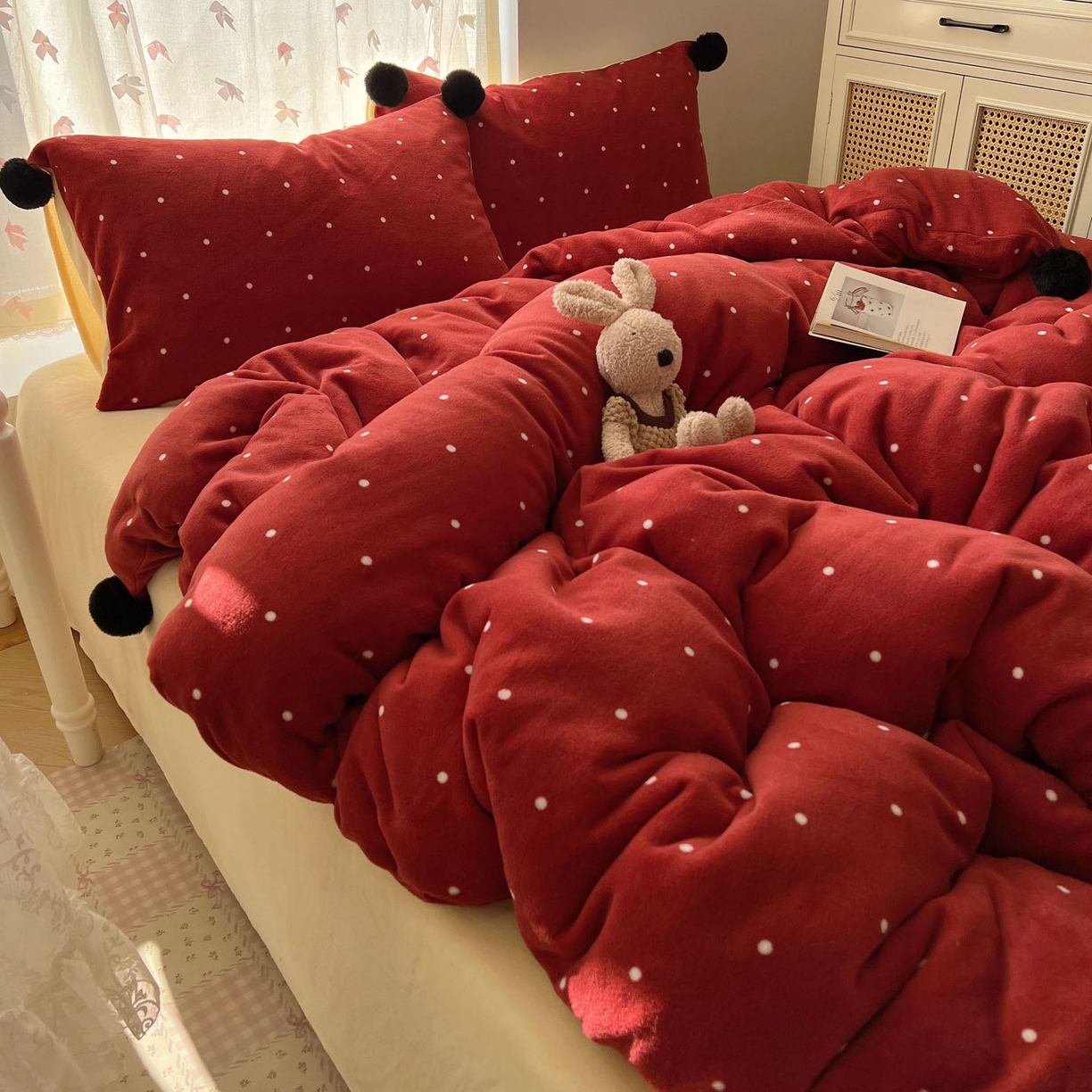 91家纺网 家纺一手货源 找家纺 顾里家纺 2025新款chic波点牛奶绒毛球套件 红波点