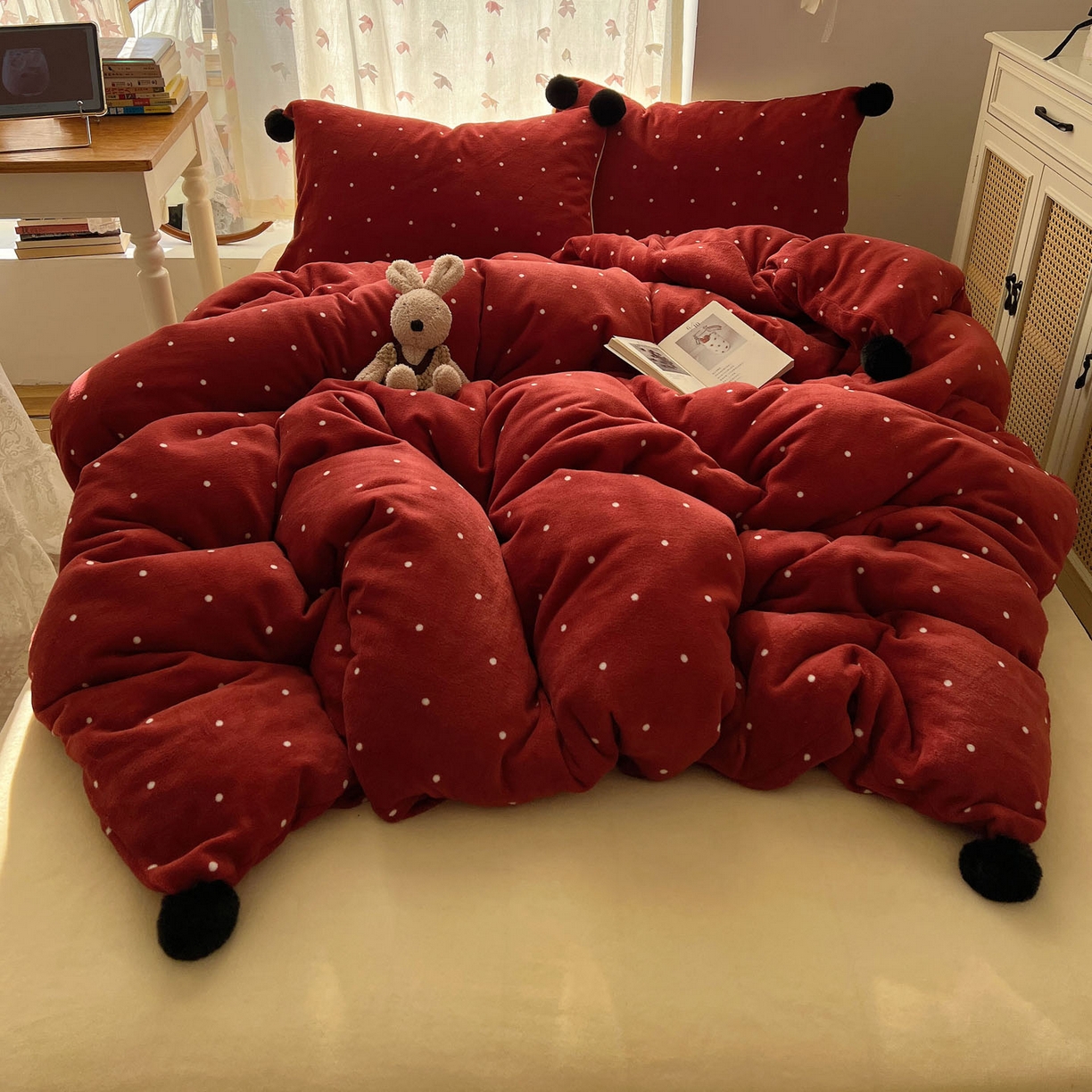 91家纺网 家纺一手货源 找家纺 顾里家纺 2025新款chic波点牛奶绒毛球套件 红波点