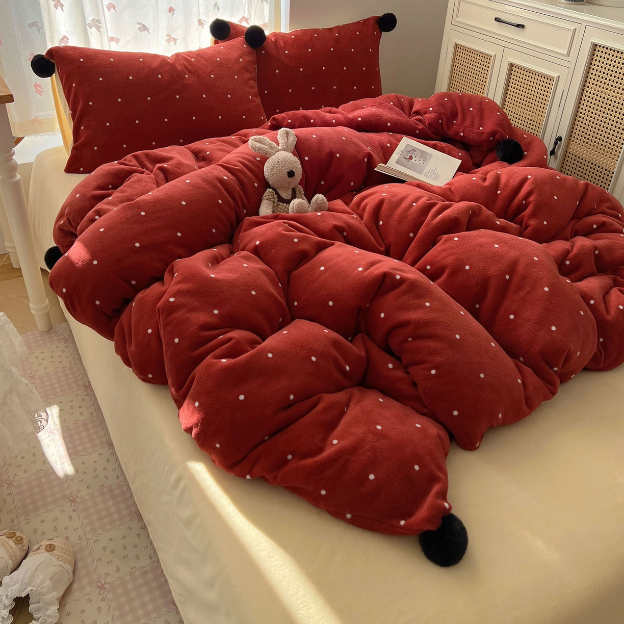 顾里家纺 2025新款chic波点牛奶绒毛球套件 红波点