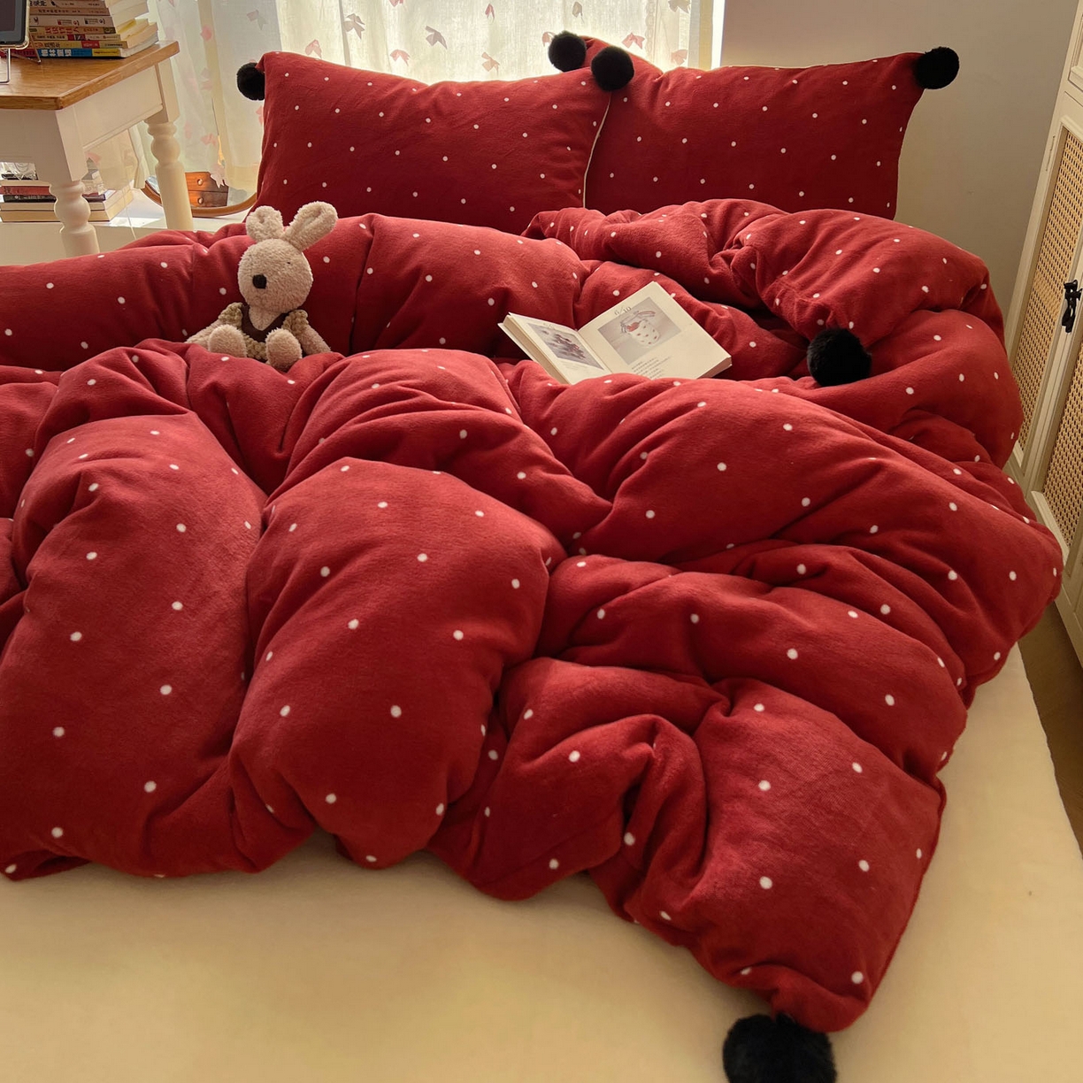 91家纺网 家纺一手货源 找家纺 顾里家纺 2025新款chic波点牛奶绒毛球套件 红波点